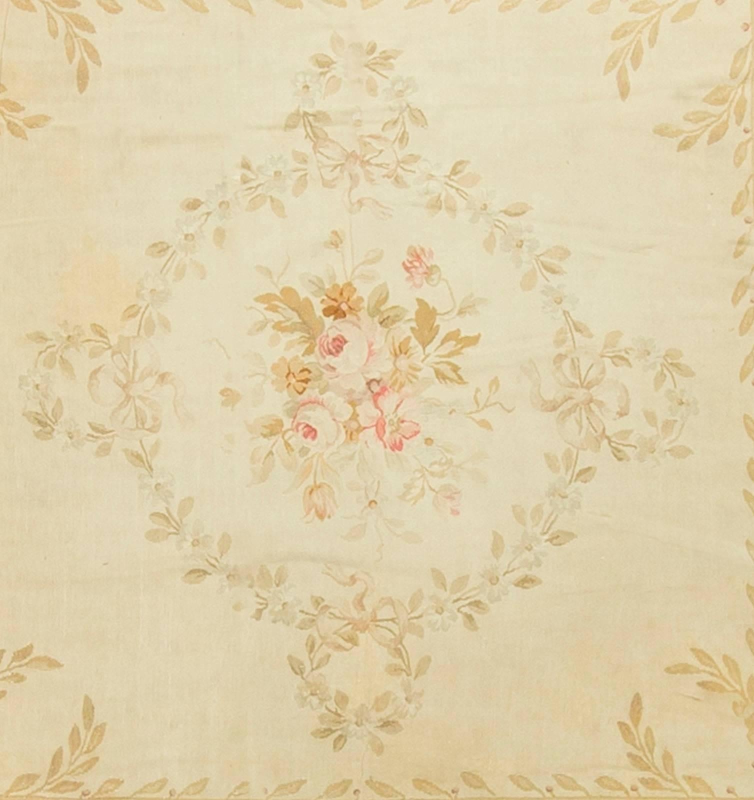 Französischer Aubusson-Teppich, um 1890. Ein wunderschönes quadratisches Aubusson in den typischen weichen Creme- und Elfenbeinfarben, die für Aubussons dieser Zeit so typisch sind. Das an den Ufern der Creuse in Frankreich gelegene Aubusson ist