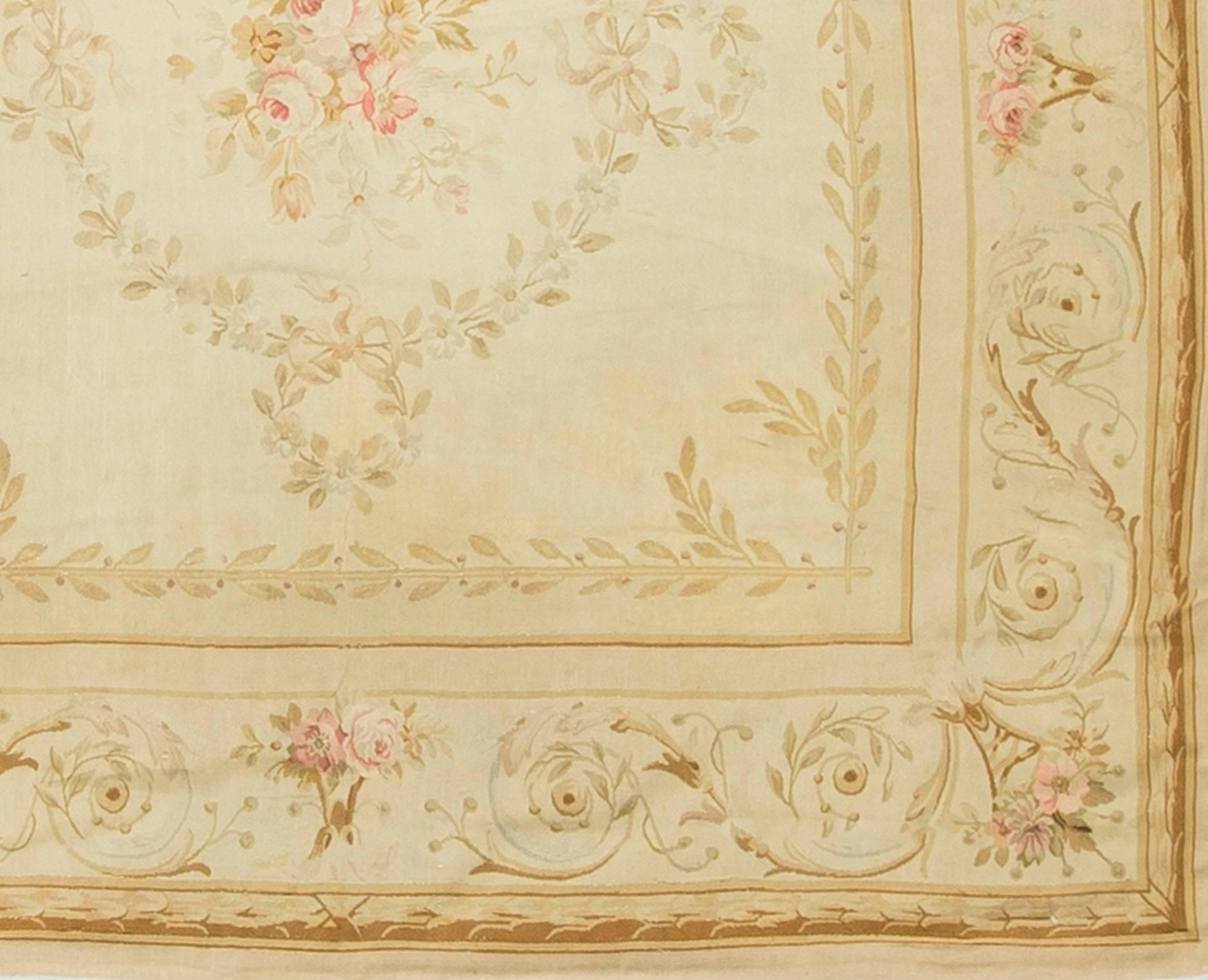 Antiker quadratischer französischer Aubusson-Teppich, ca. 1890 7'10 x 8'5 (Französisch) im Angebot