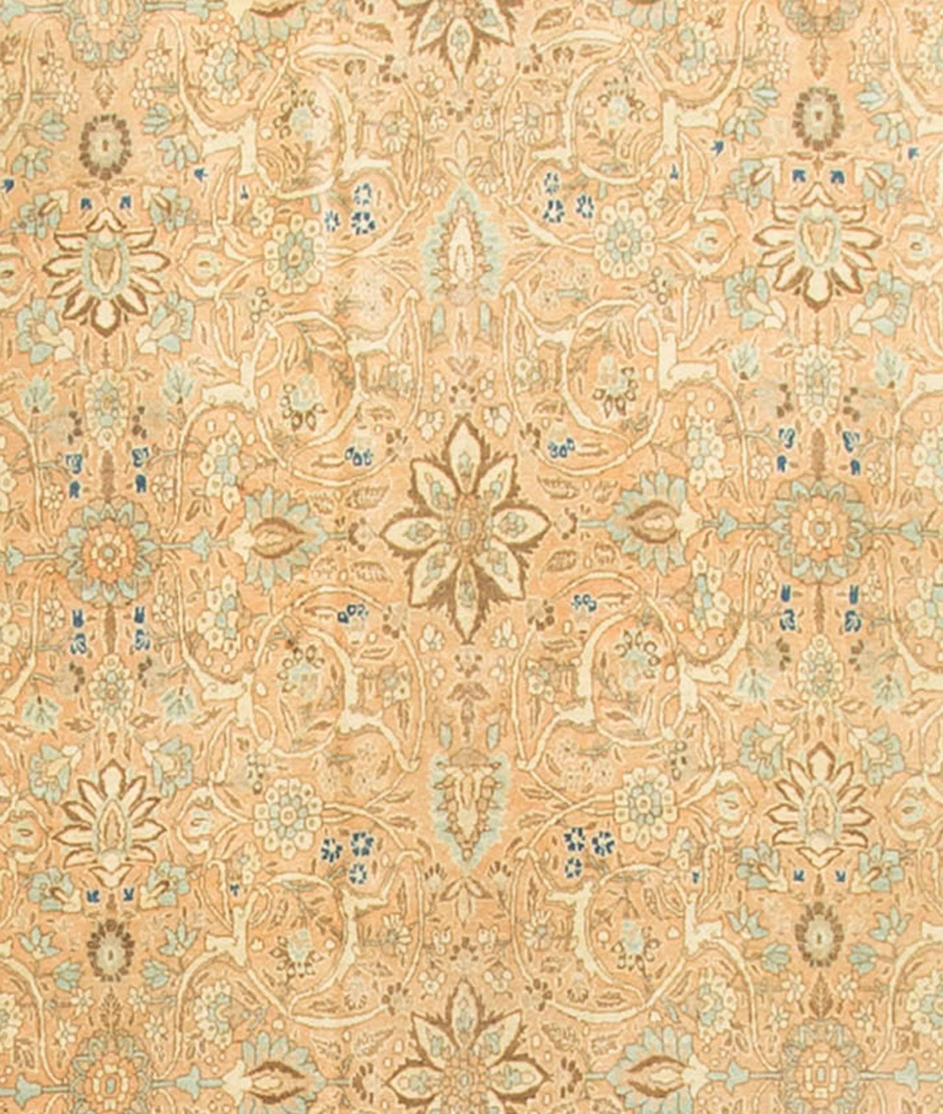 Tapis persan antique Tabriz Circa 1900. Ce tapis à l'aspect doux et tendre possède une merveilleuse patine qui ne vient qu'avec l'âge. Les couleurs douces du fond et de la bordure, complétées par des motifs floraux, donnent à ce tapis une impression