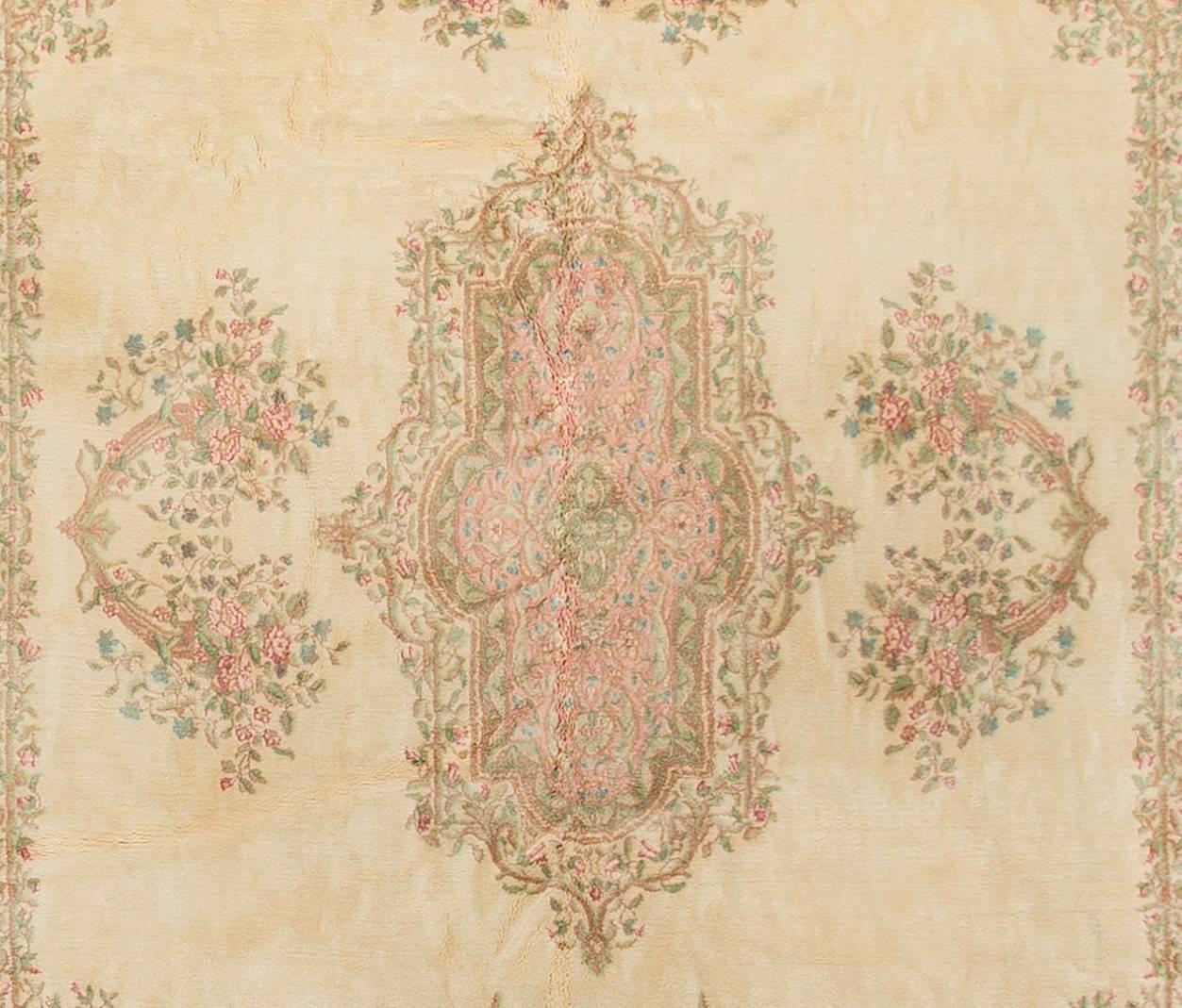 The color combination of ivory and peach works so well on this lovely light and airy rug. The corner spandrels reflect the inner grounds motifs and all finished off so splendidly by the main border.Size:11'5 x 18'5