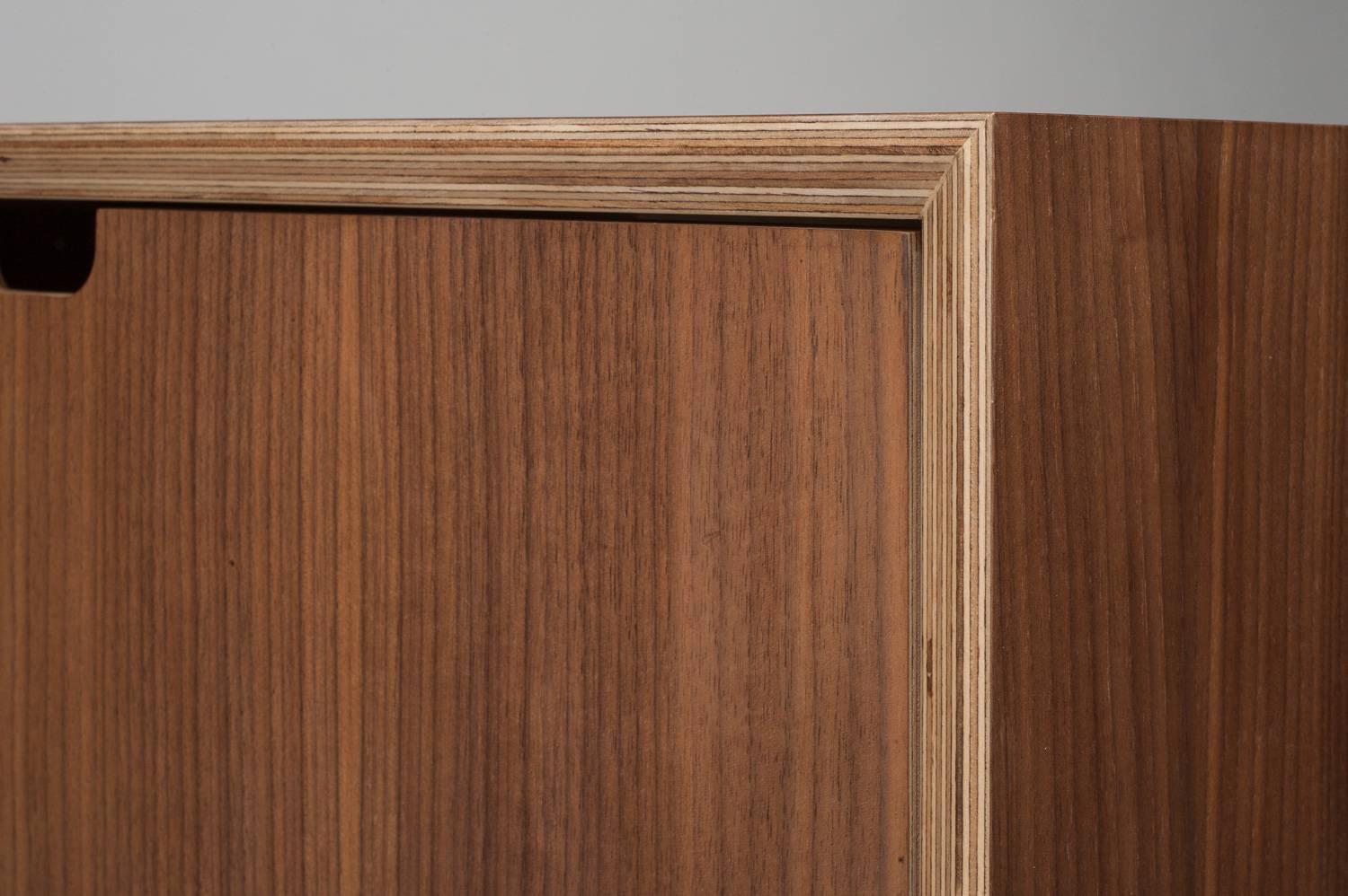 Bercil Sideboard, American Walnut Hand Veneered Sideboard by Lee Matthews (Moderne der Mitte des Jahrhunderts)