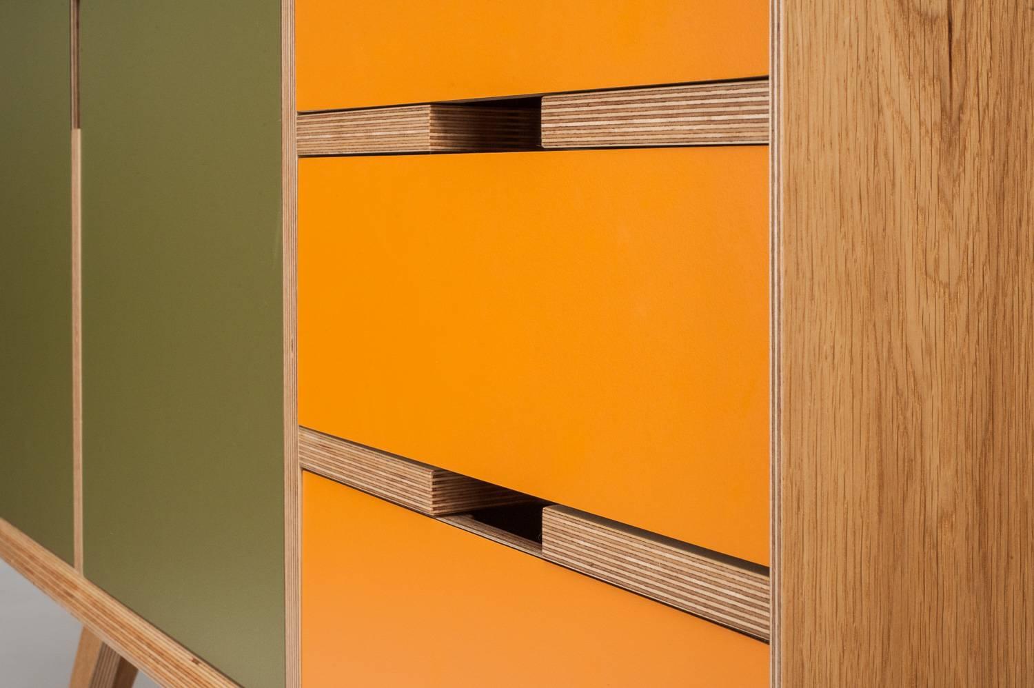 Otto Sideboard, handfurniertes Sperrholz in europäischer Eiche/orange und grün. (Moderne der Mitte des Jahrhunderts) im Angebot