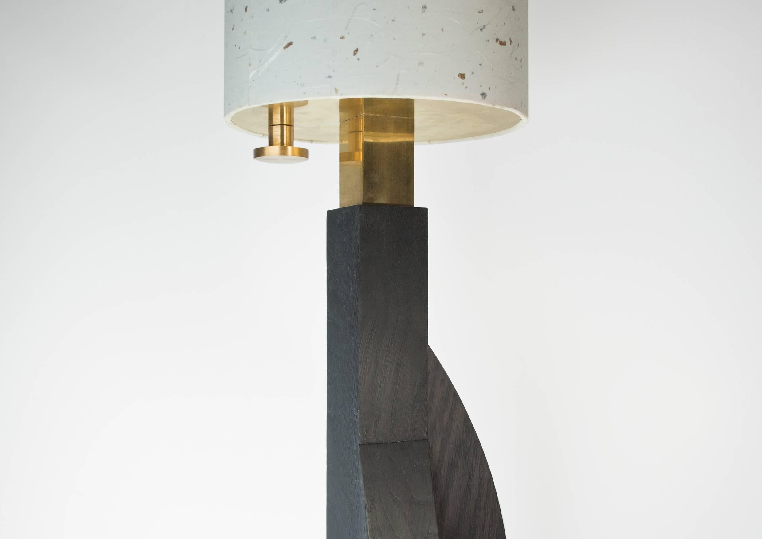 Zeitgenössische Stehlampe im Tower-Stil mit geometrischem Eichenholzsockel und japanischem Papierschirm im Angebot 4