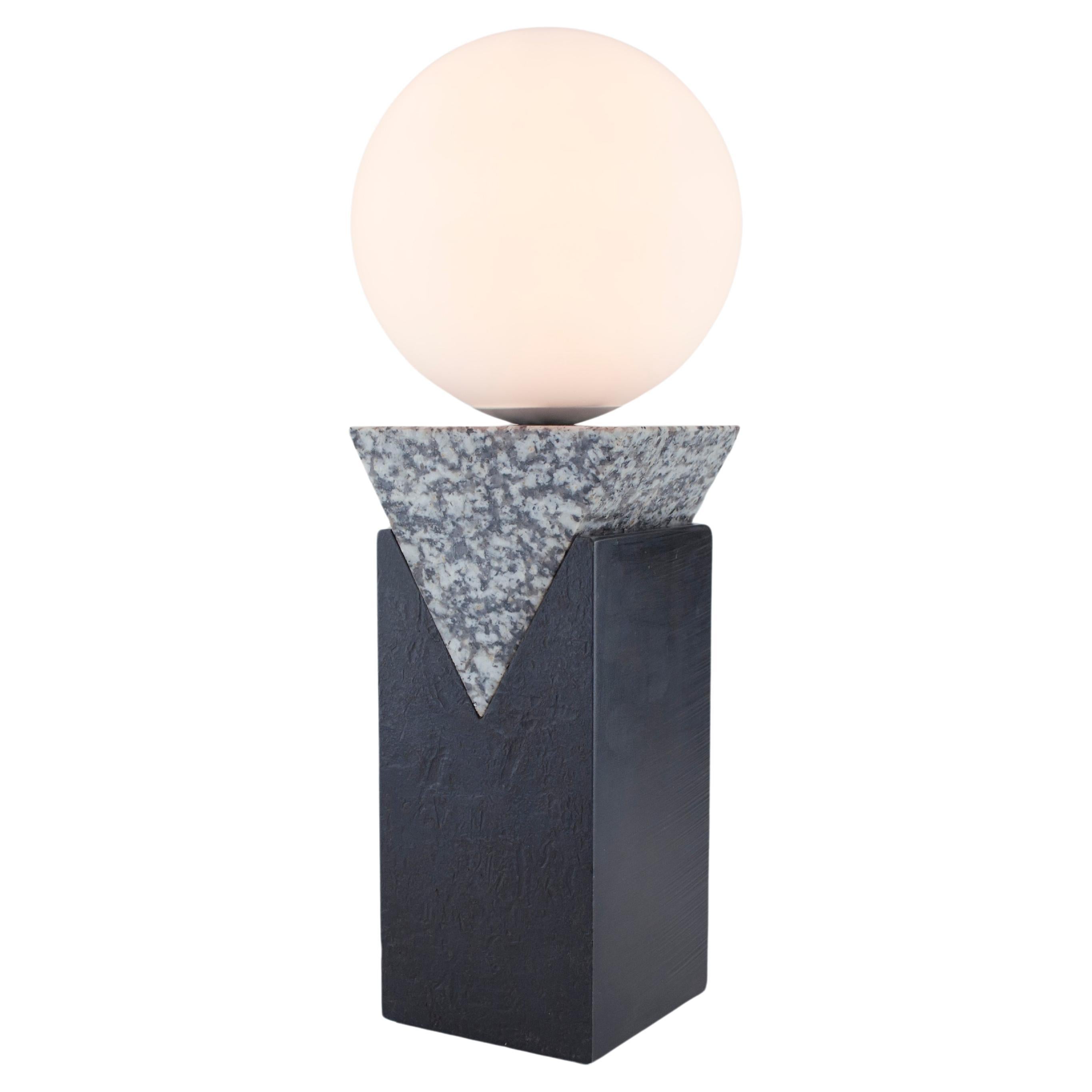 Lampe de bureau monumentale contemporaine - Triangle en granit, acier massif et verre