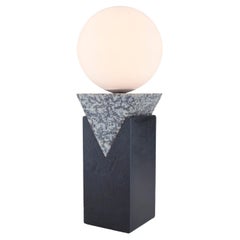 Lampe de bureau monumentale contemporaine - Triangle en granit, acier massif et verre