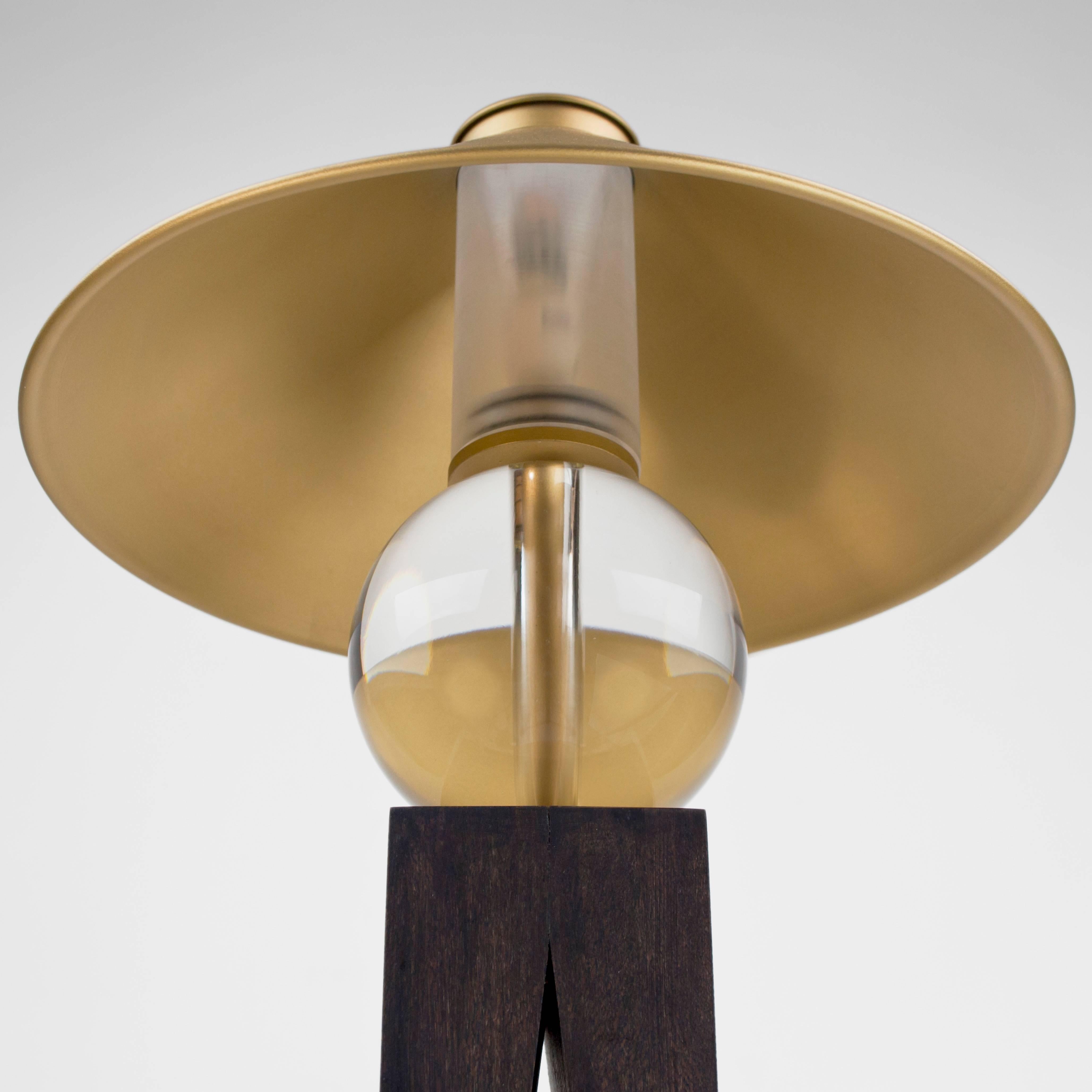 Moderne Lampe contemporaine en forme de V en bois dur, verre massif et laiton en vente