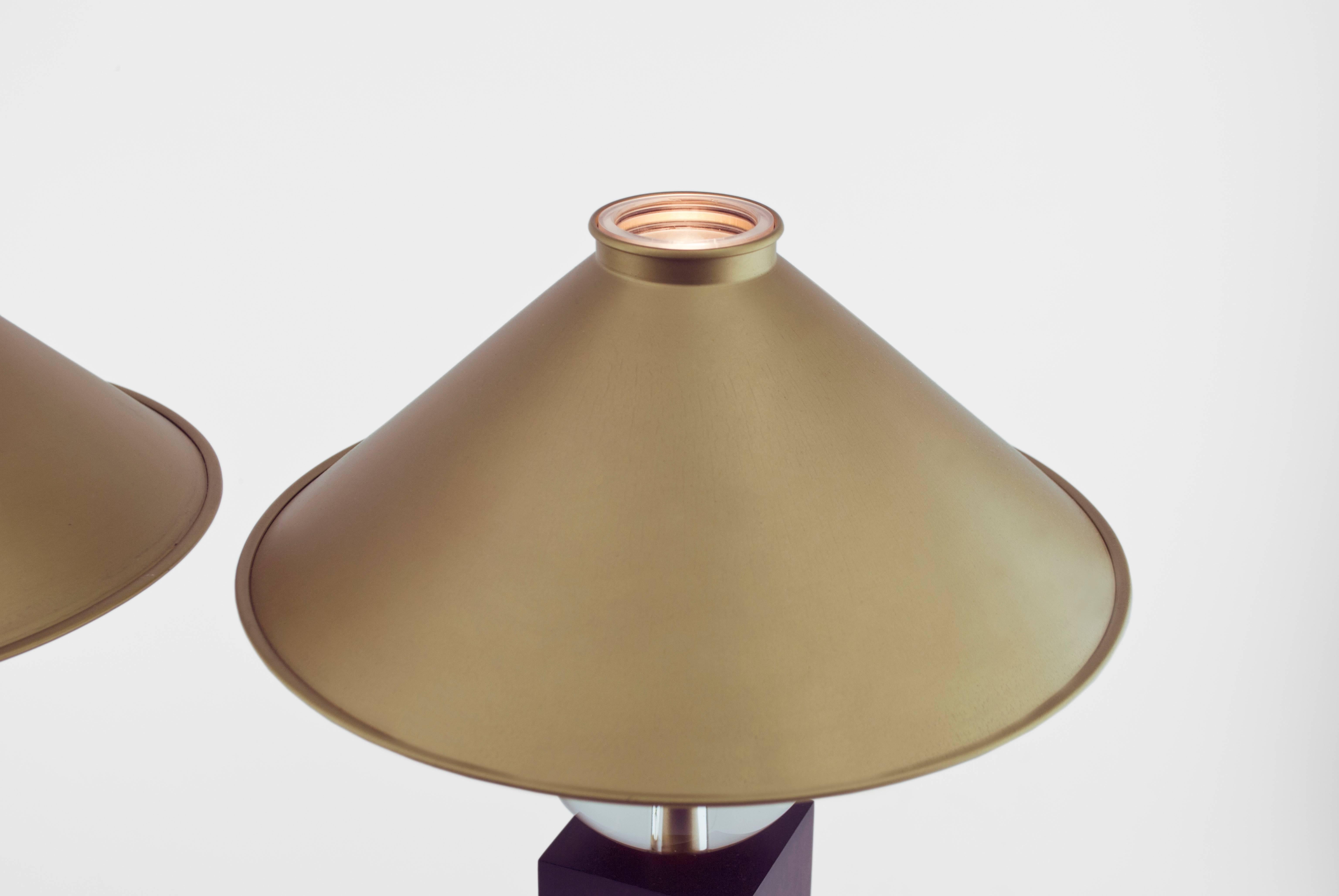 Britannique Lampe contemporaine en forme de V en bois dur, verre massif et laiton en vente
