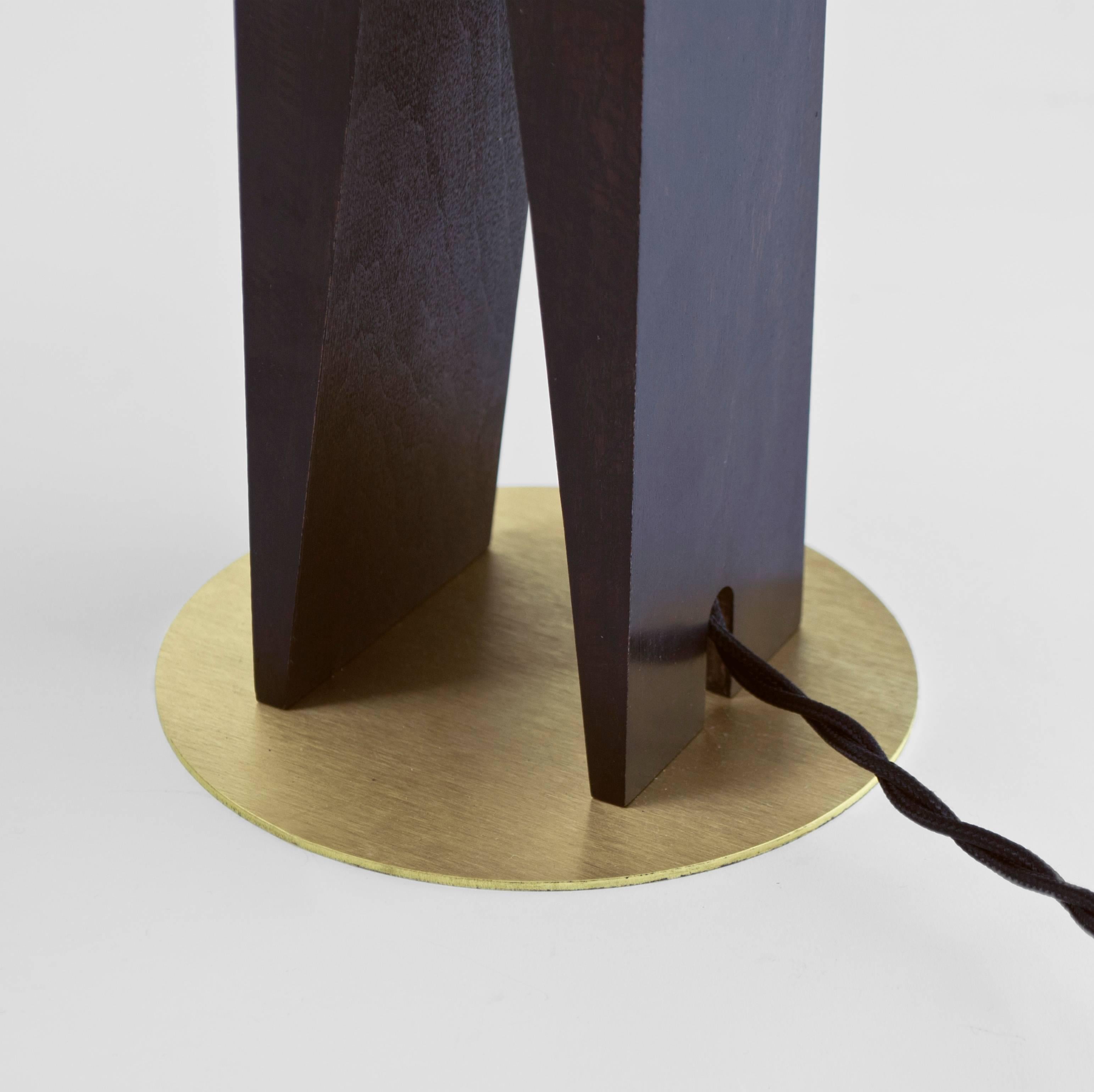 Tacheté Lampe contemporaine en forme de V en bois dur, verre massif et laiton en vente