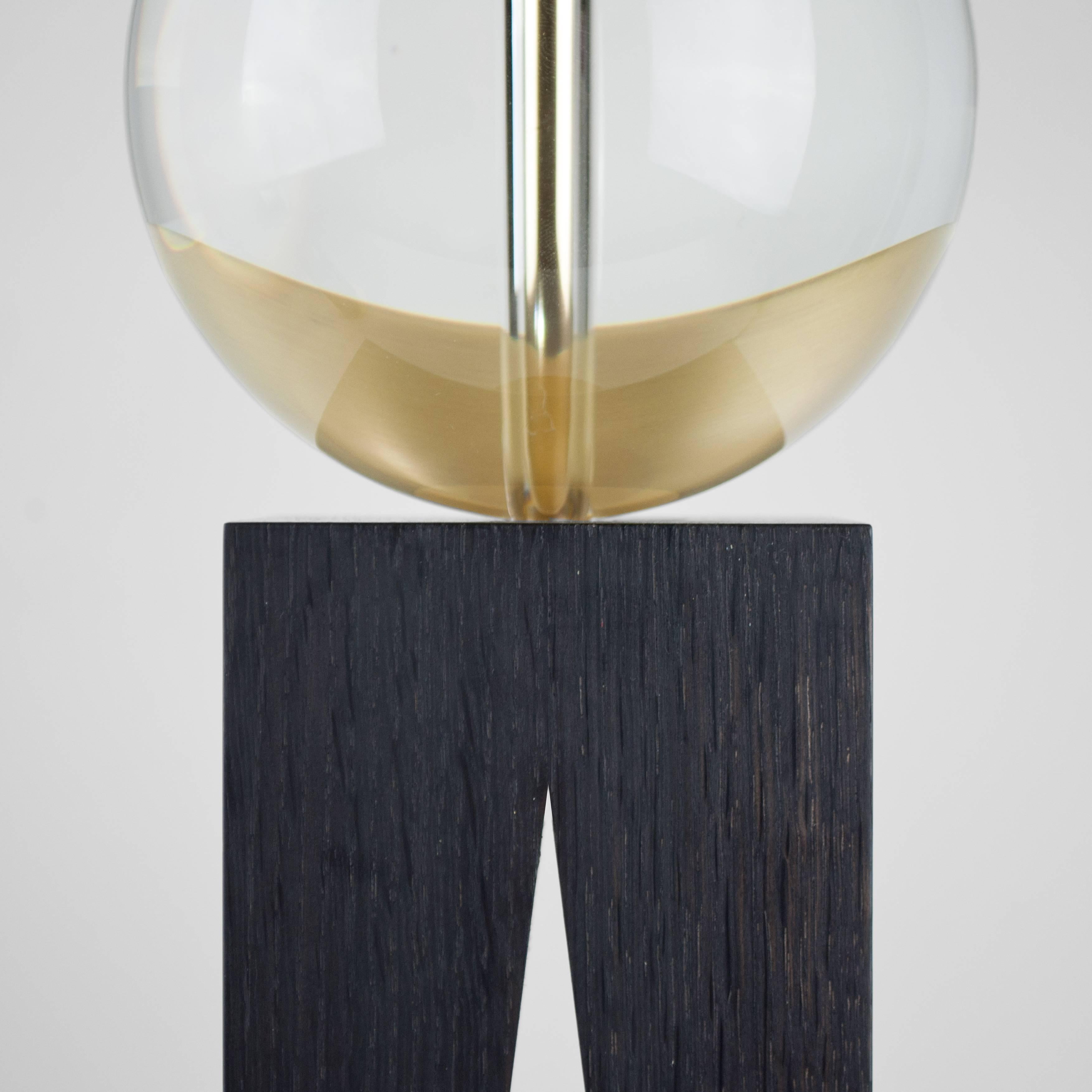 Contemporary V Lamp Extra Large, Geometric Oak Base, Glass Sphere and Brass (21. Jahrhundert und zeitgenössisch)