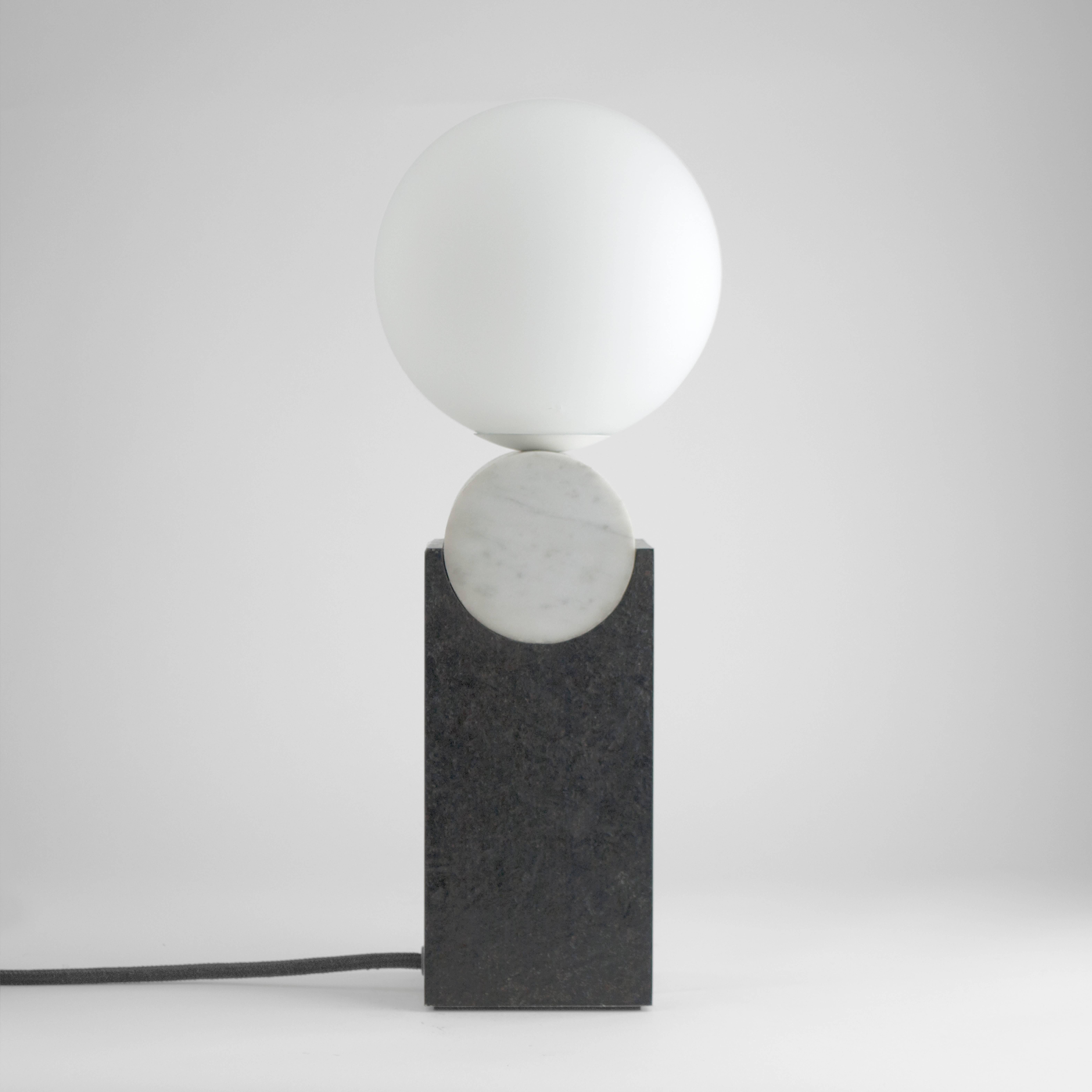 Zeitgenössische Monument-Tischlampe, Kreis aus Carrara-Marmor, Massivstahl und Glas (Moderne) im Angebot