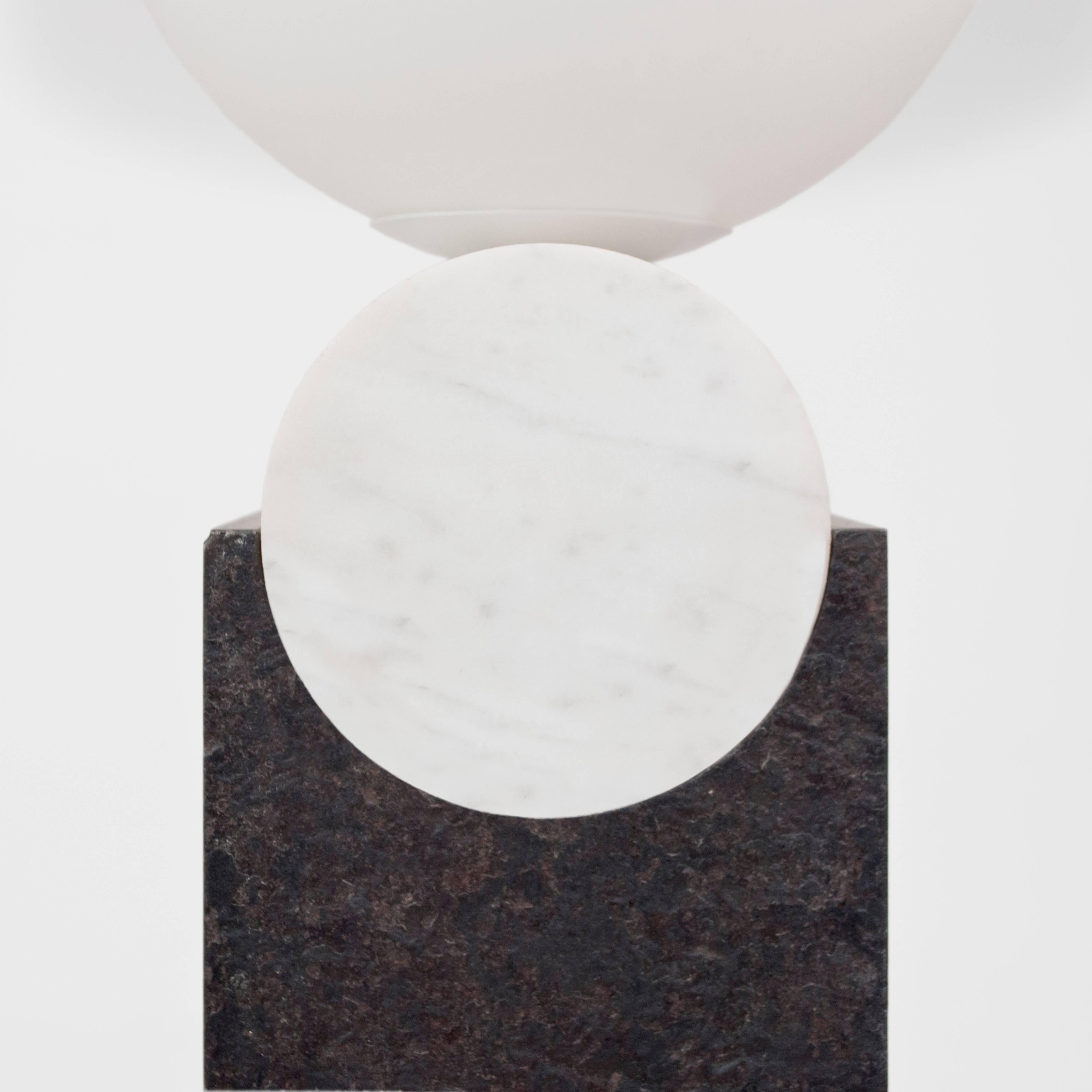 Patiné Lampe de table monumentale contemporaine cercle en marbre de Carrare, acier massif et verre en vente