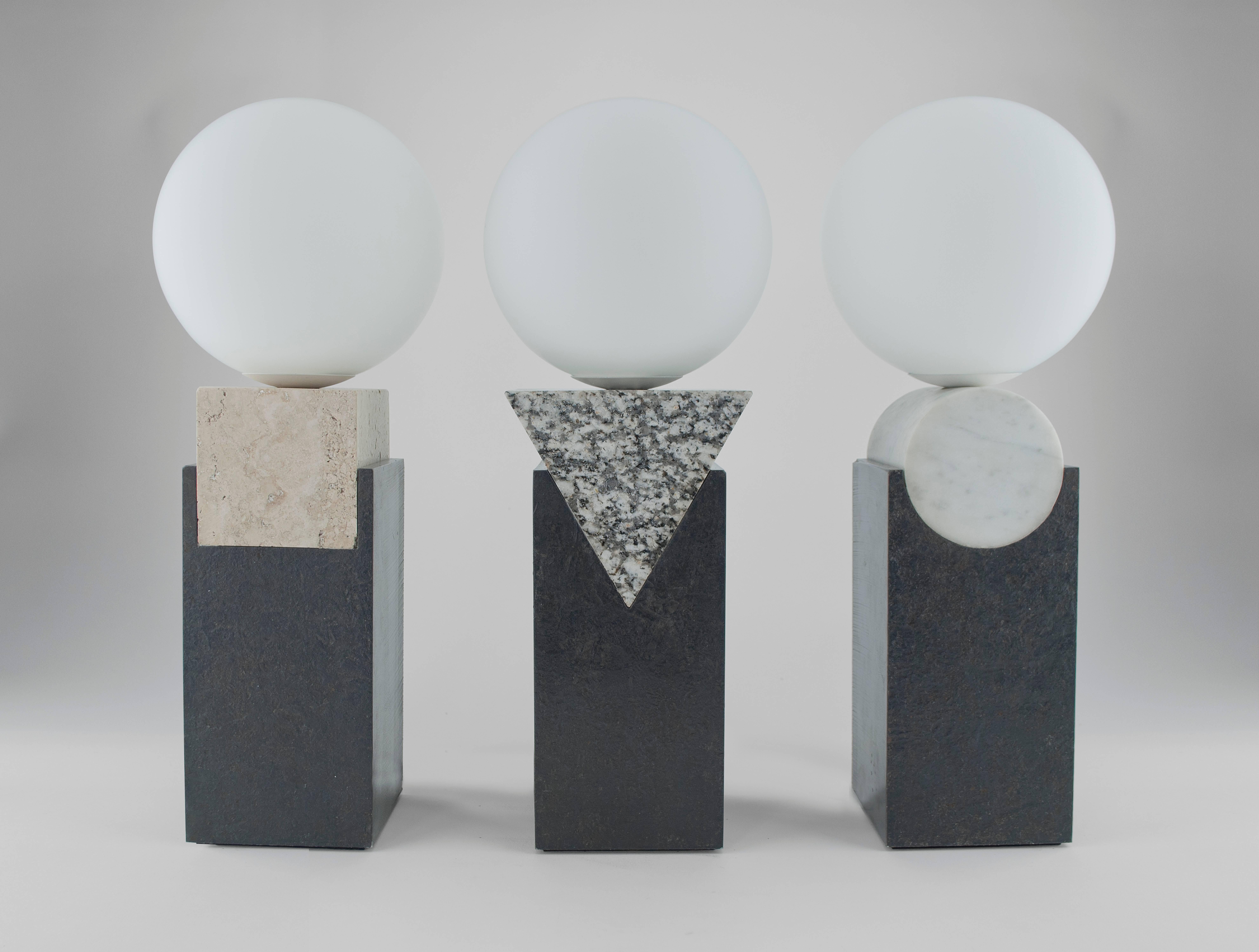 Lampe de table monumentale contemporaine carrée en travertin, acier massif et verre en vente 1