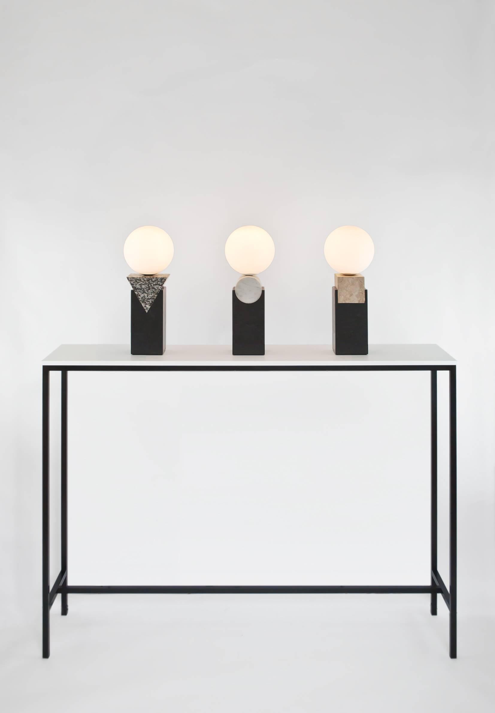 Acier Lampe de table monumentale contemporaine carrée en travertin, acier massif et verre en vente