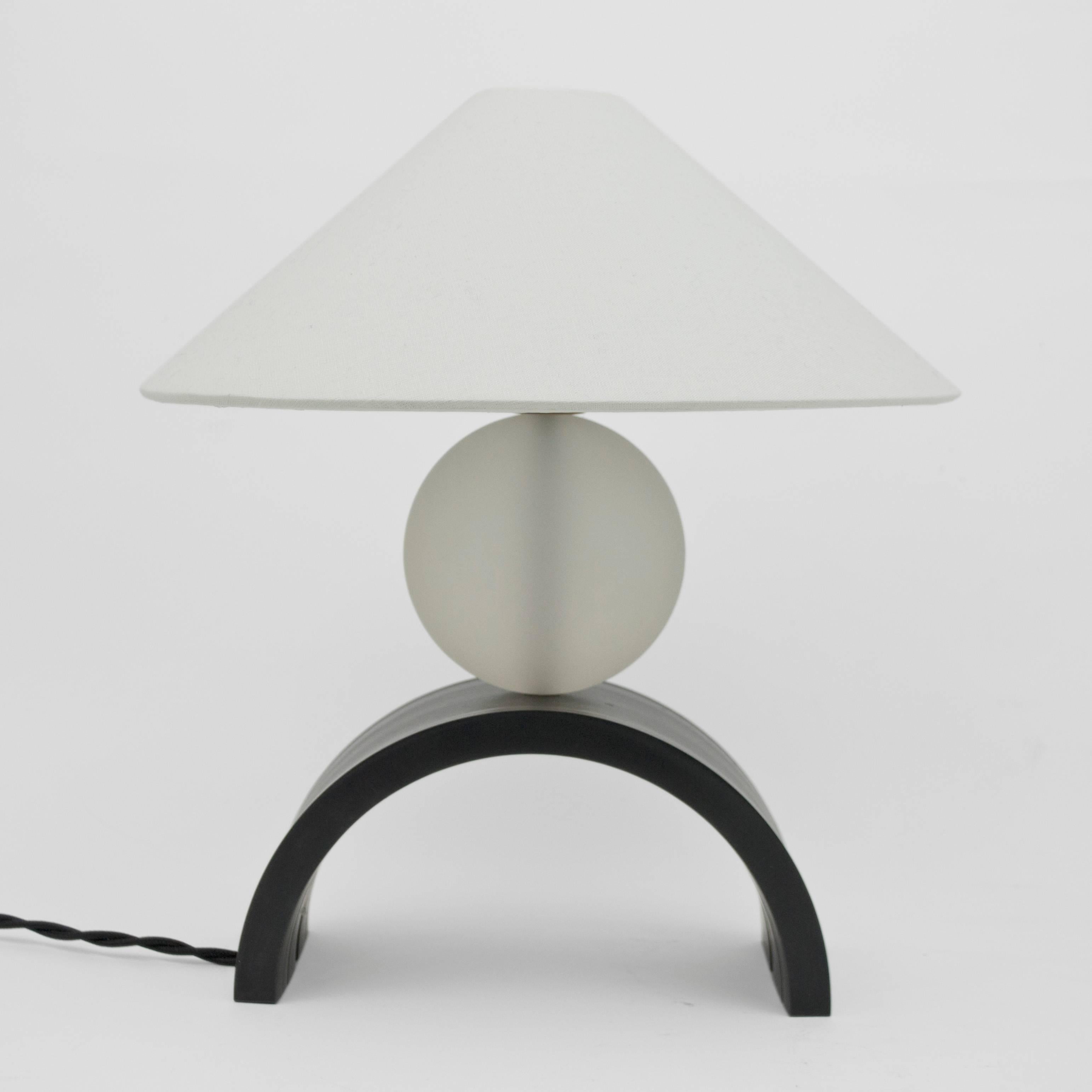 Lampe en U contemporaine avec sphère géométrique en acier arqué, sphère en laiton et abat-jour en lin en vente 1