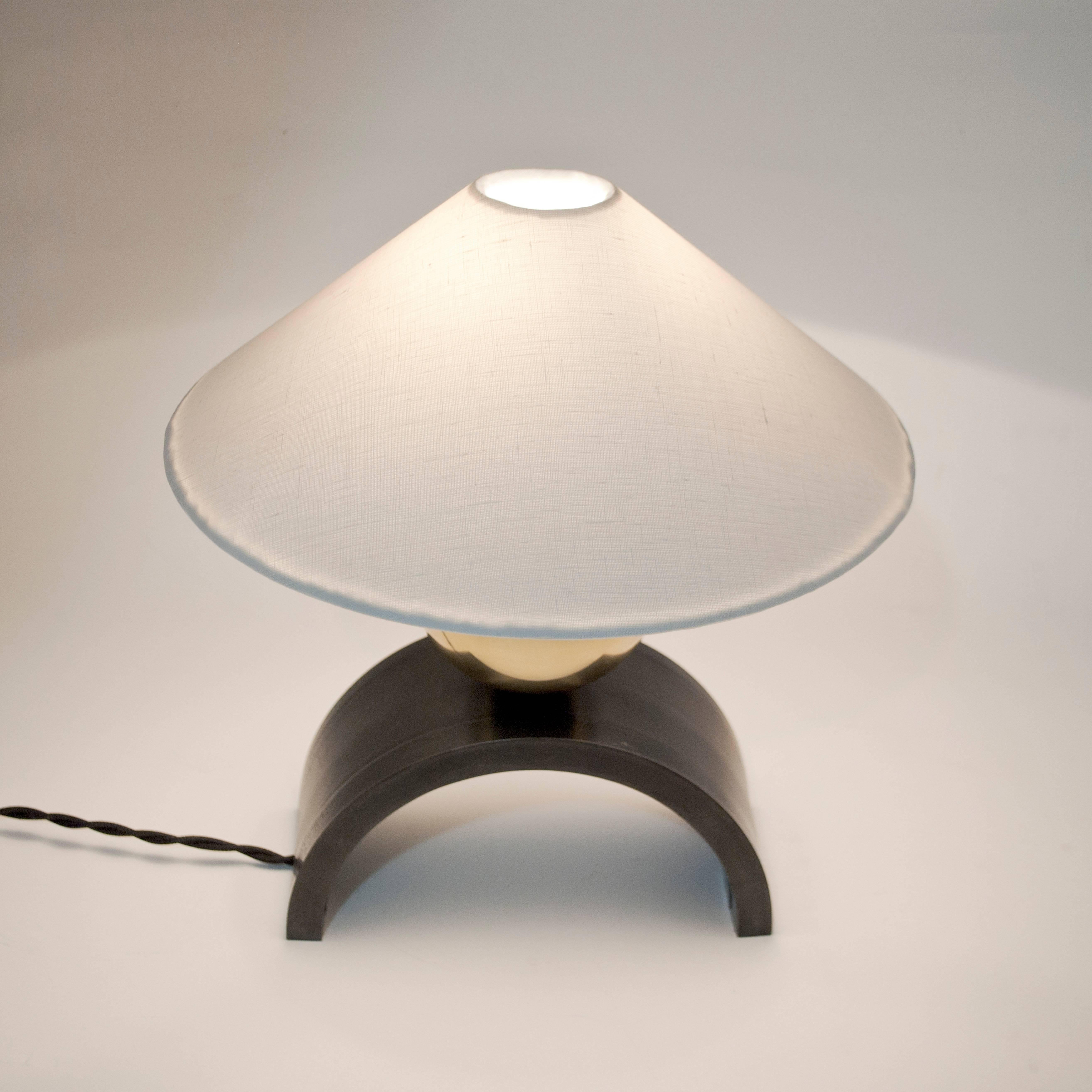 XXIe siècle et contemporain Lampe en U contemporaine avec sphère géométrique en acier arqué, sphère en laiton et abat-jour en lin en vente