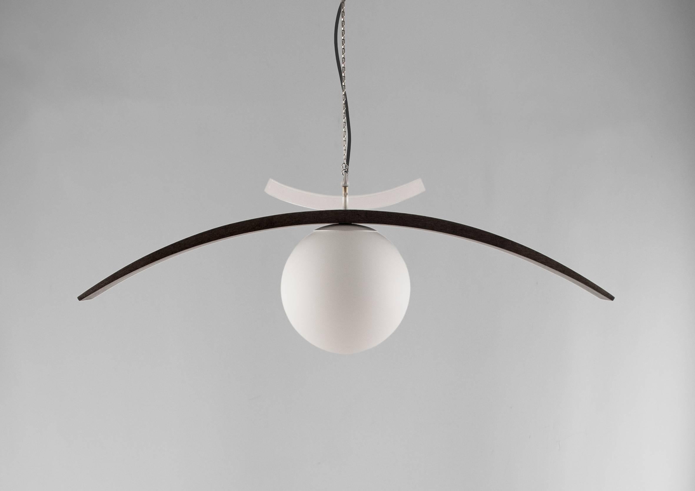 Britannique Lampe suspendue style œil, contemporaine et emblématique en acrylique érable et verre en vente