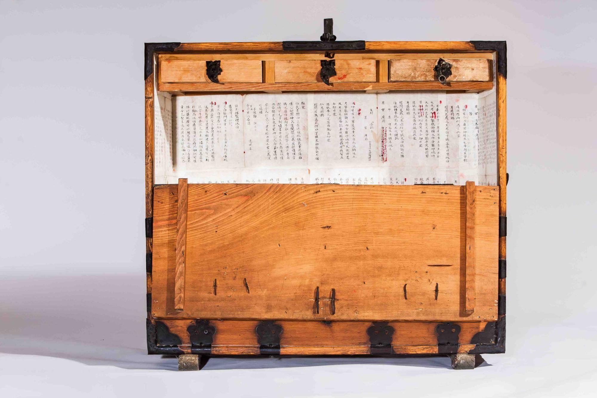 Blanket storage chest (Bandaji)
Material: Pine 
Origin: Korea
Age: Yi dynasty, circa 1860
Size: 14.5