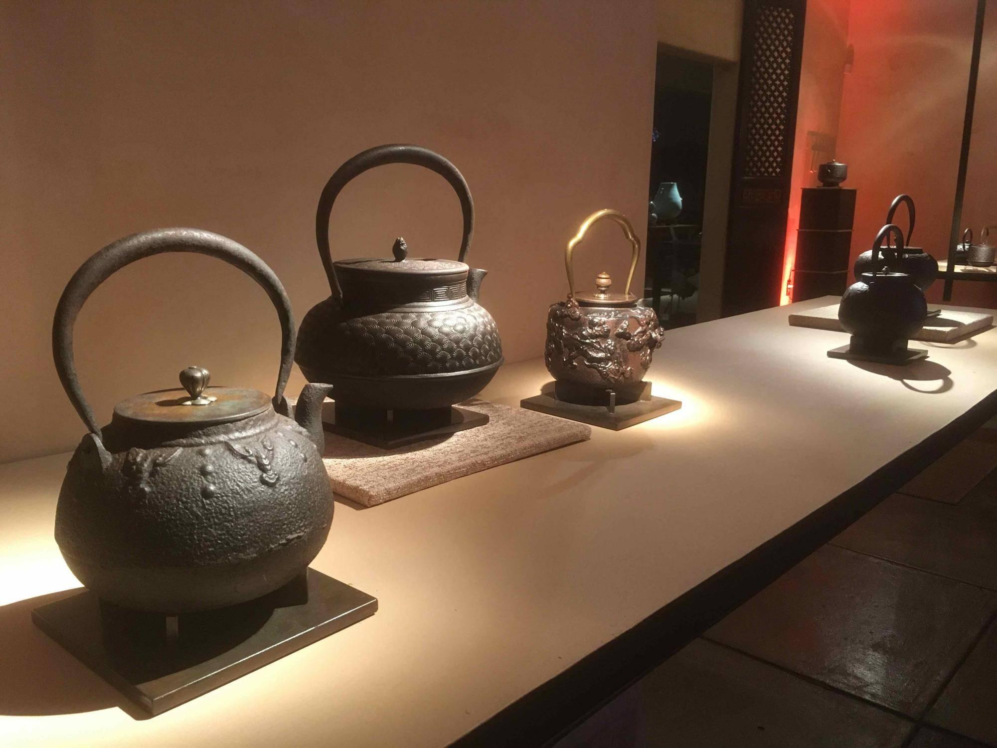 Japanese Tetsubin Iron Bronze Brown Kettle Japan Meiji Dragon Bas-Relief Signed