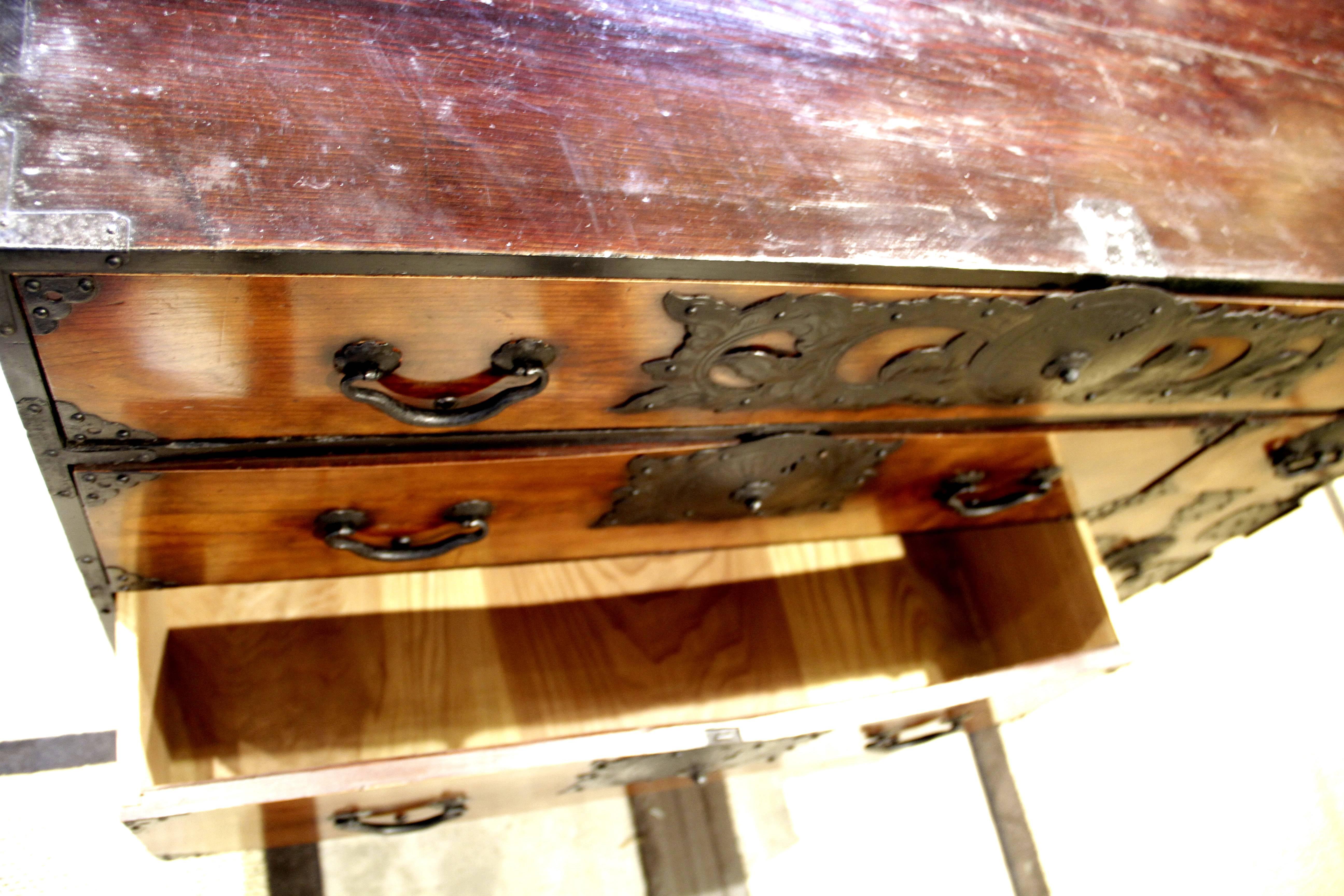 Cedar Keyaki Chest Japanese Meiji Tansu Dresser Storage Drawers In Excellent Condition For Sale In Monterey, CA