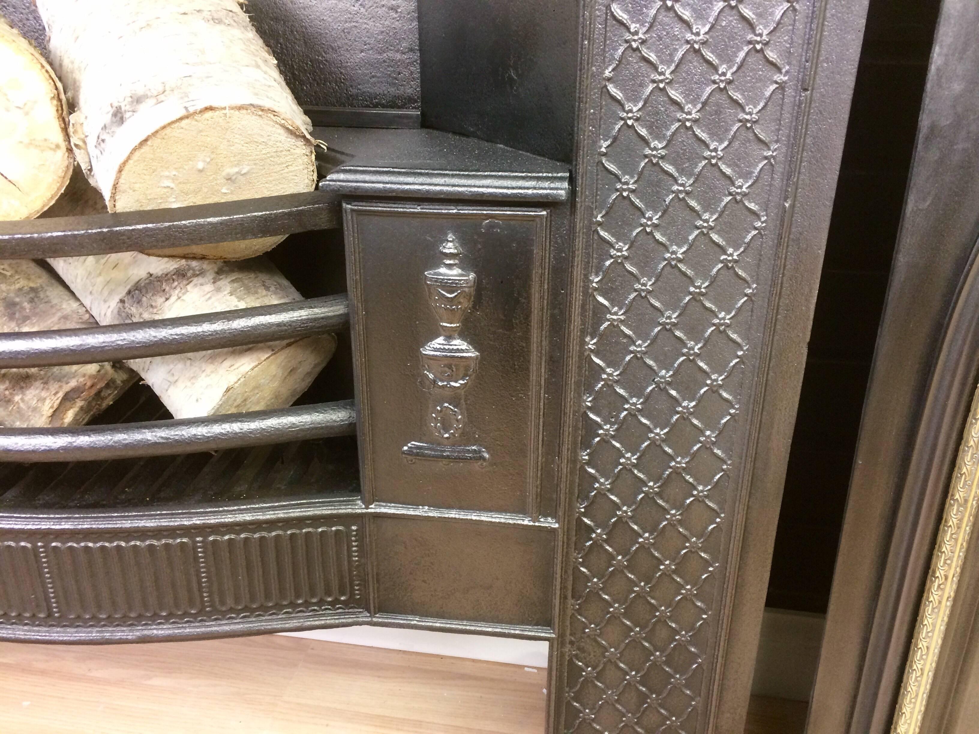 Rejilla de hierro fundido georgiano antiguo para chimenea Georgiano en venta