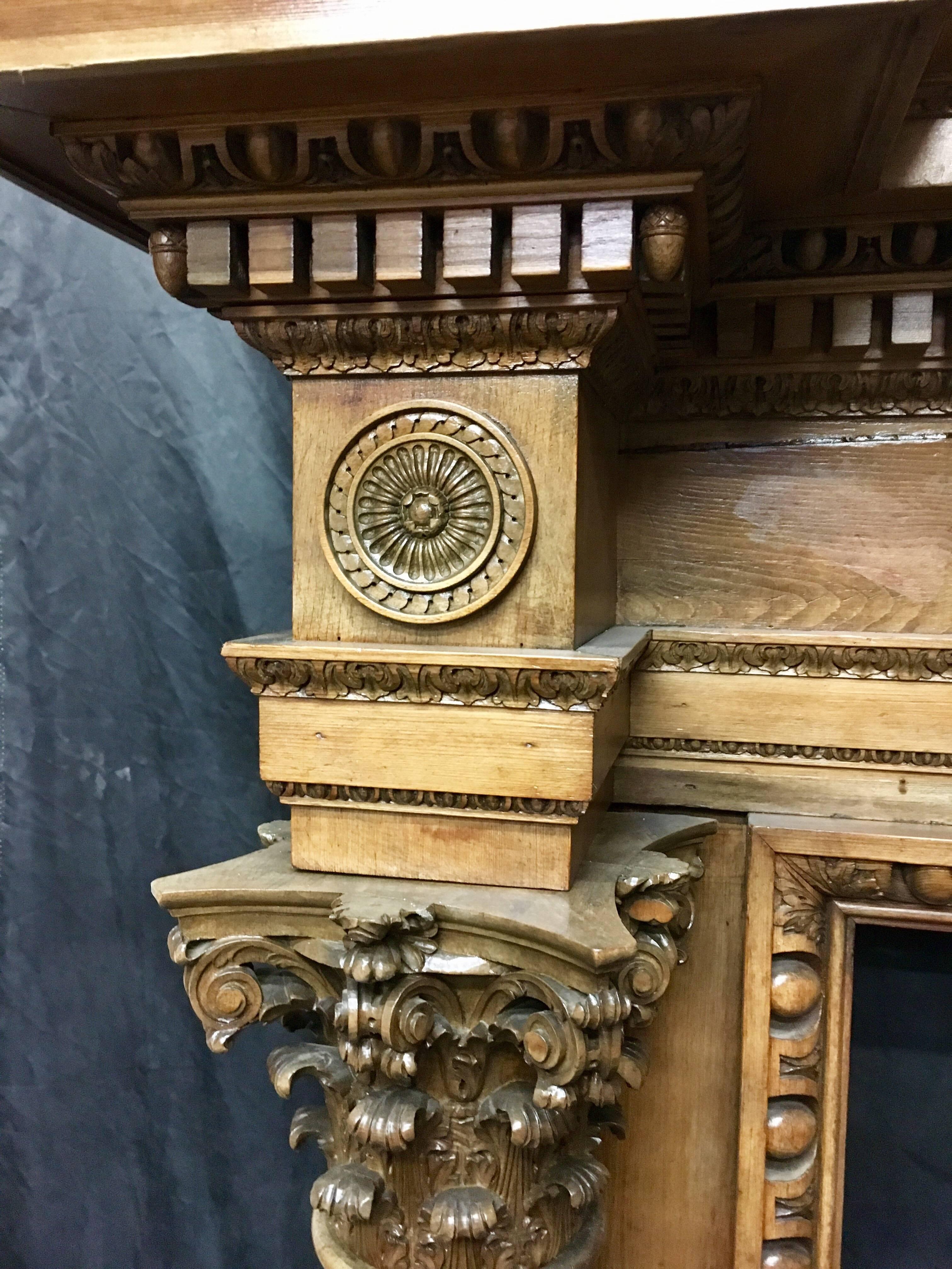 Antiker neoklassischer Kaminsims aus Kiefernholz und Limonenholz im georgianischen Stil (Spätes 19. Jahrhundert) im Angebot