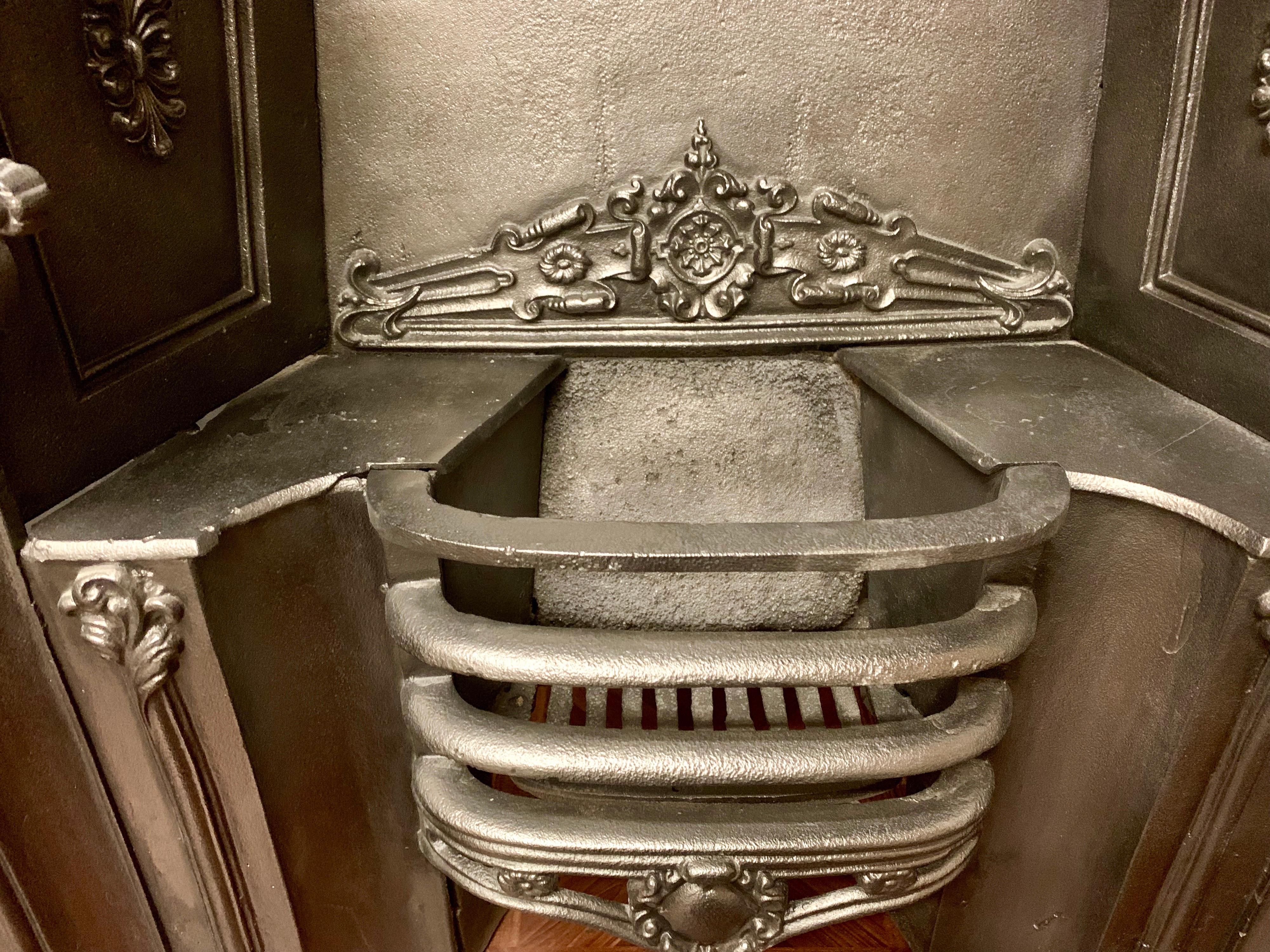 Antique Mid-Victorian 19th Century Cast Iron Hob Grate Fireplace Insert In Good Condition In Edinburgh, GB