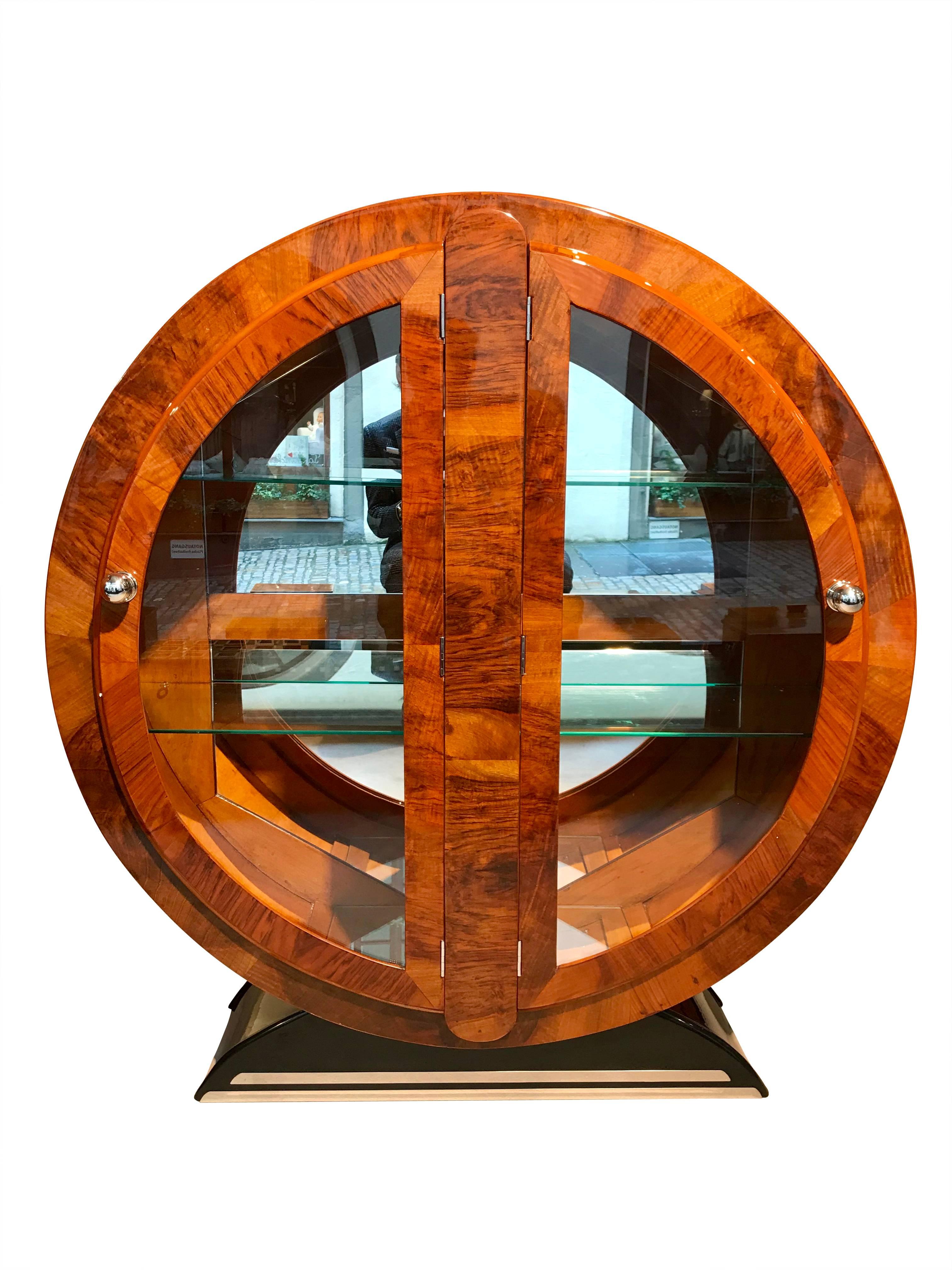 It is a rarity from Artdeco showcase in in best quality and condition,
round is a big rarity, 2 doors with glasses, inside 3 plates in glas,
metals in chrome