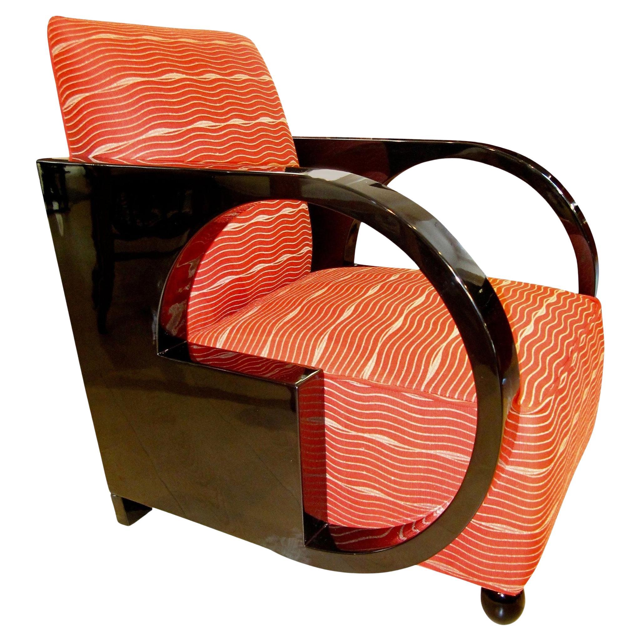 Elegant and french Art Deco Club Chair from circa 1930. 

Classic art deco design with round and rectangular sides. 

Fully restored condition with black high-gloss piano lacquer on beech.

The club chair has been newly upholstered in a Red
