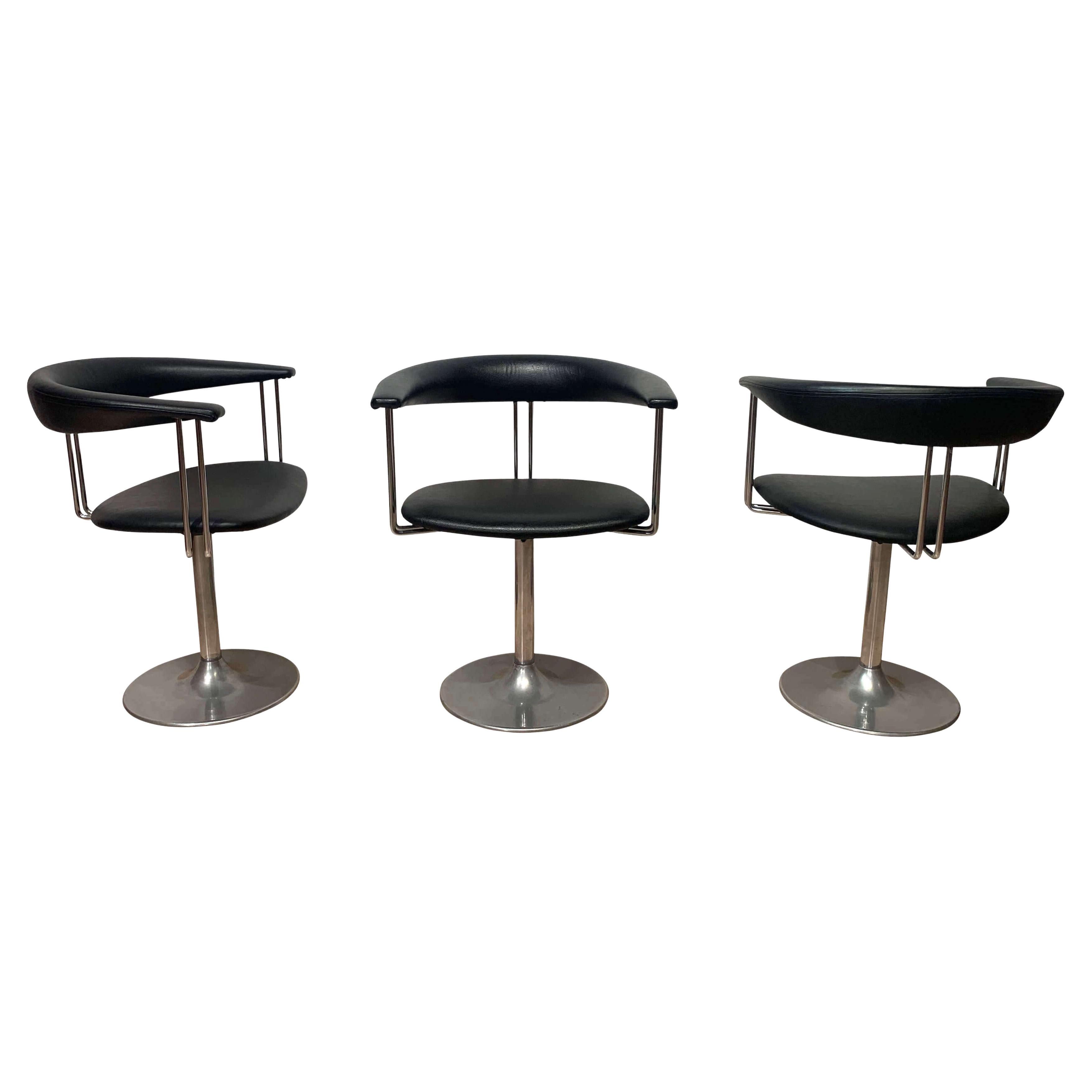 Ensemble de 6 fauteuils de salle à manger pivotants, Pays-Bas, vers les années 1970. 
Cuir noir sur armature métallique. Rotation complète. 
Coussin avec dossier incurvé.

Très bon état.

Dimensions : 
H 72 cm, L 60 cm, P 50 cm, assise H 45 cm,