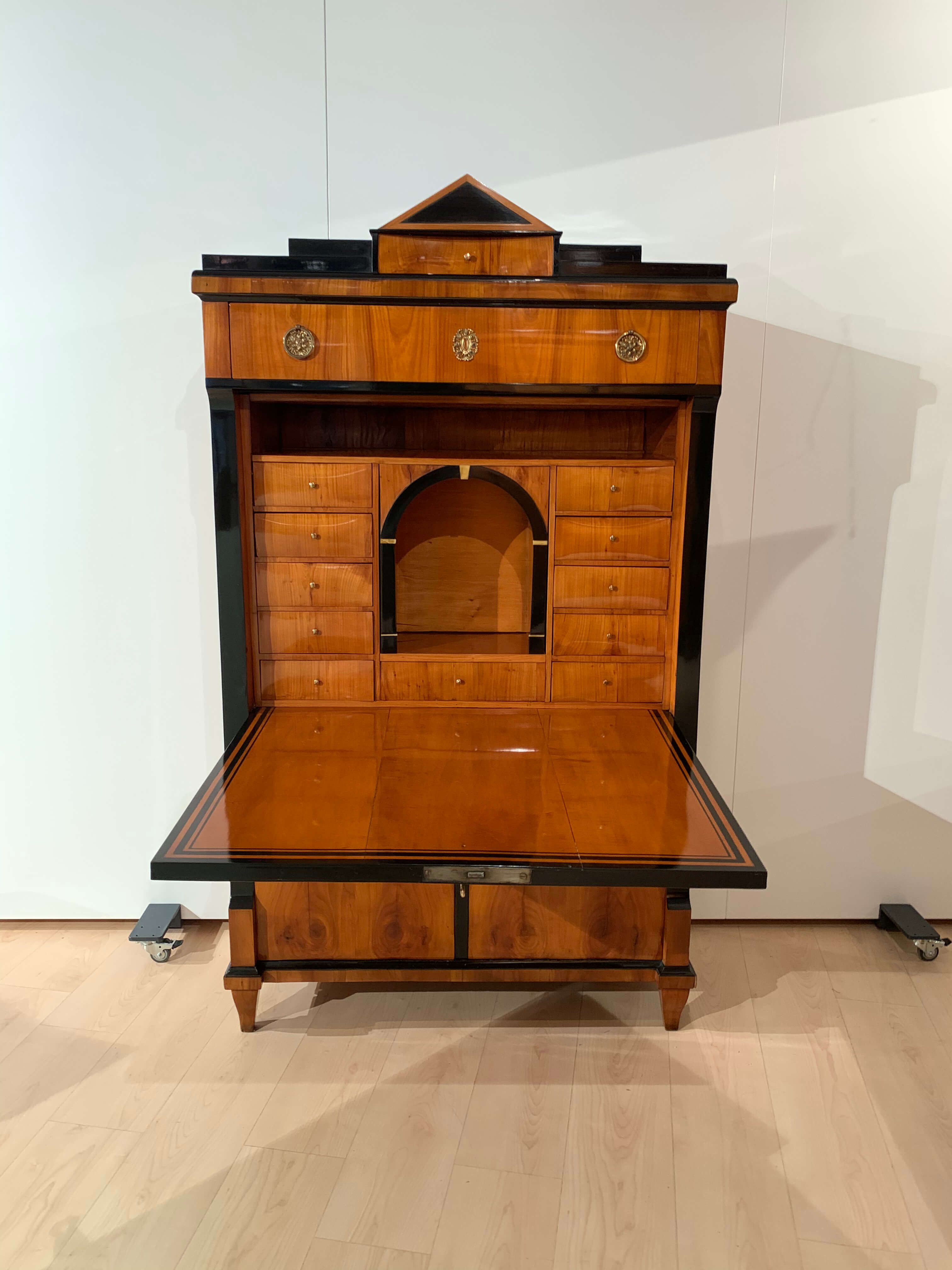 Secrétaire Biedermeier en placage de cerisier de l'Allemagne du Sud vers 1820.

Design/One de style néoclassique avec corniche à pignon grec, placage de cerisier blond magnifiquement sélectionné sur bois dur et tendre (chêne, érable et épicéa en