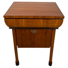 Petit meuble néoclassique Biedermeier, placage en cerisier, Autriche, vers 1830