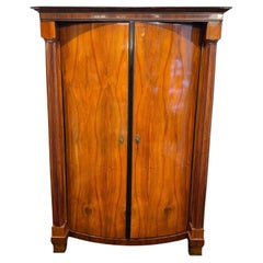 Armoire Biedermeier, placage de noyer, colonnes pleines, Vienne, Autriche vers 1825