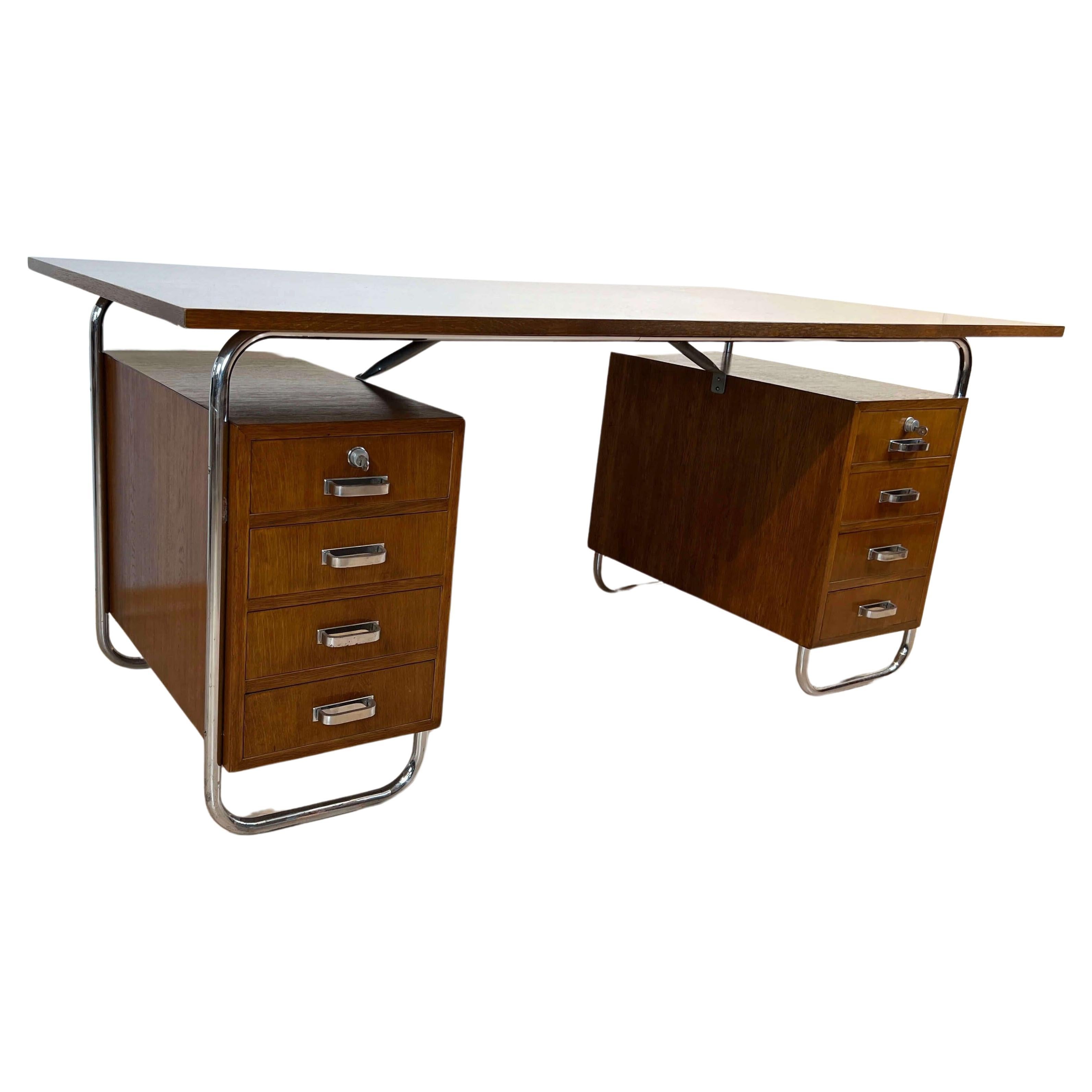 Beautiful, large modernist / Bauhaus Steeltube Desk by Mücke-Melder, Czech circa 1935.
Oak solid wood and veneer. Chrome-plated, polished tubular steel frame with original patina. Left and right each 4 deep drawers, by locking the top drawer all 4