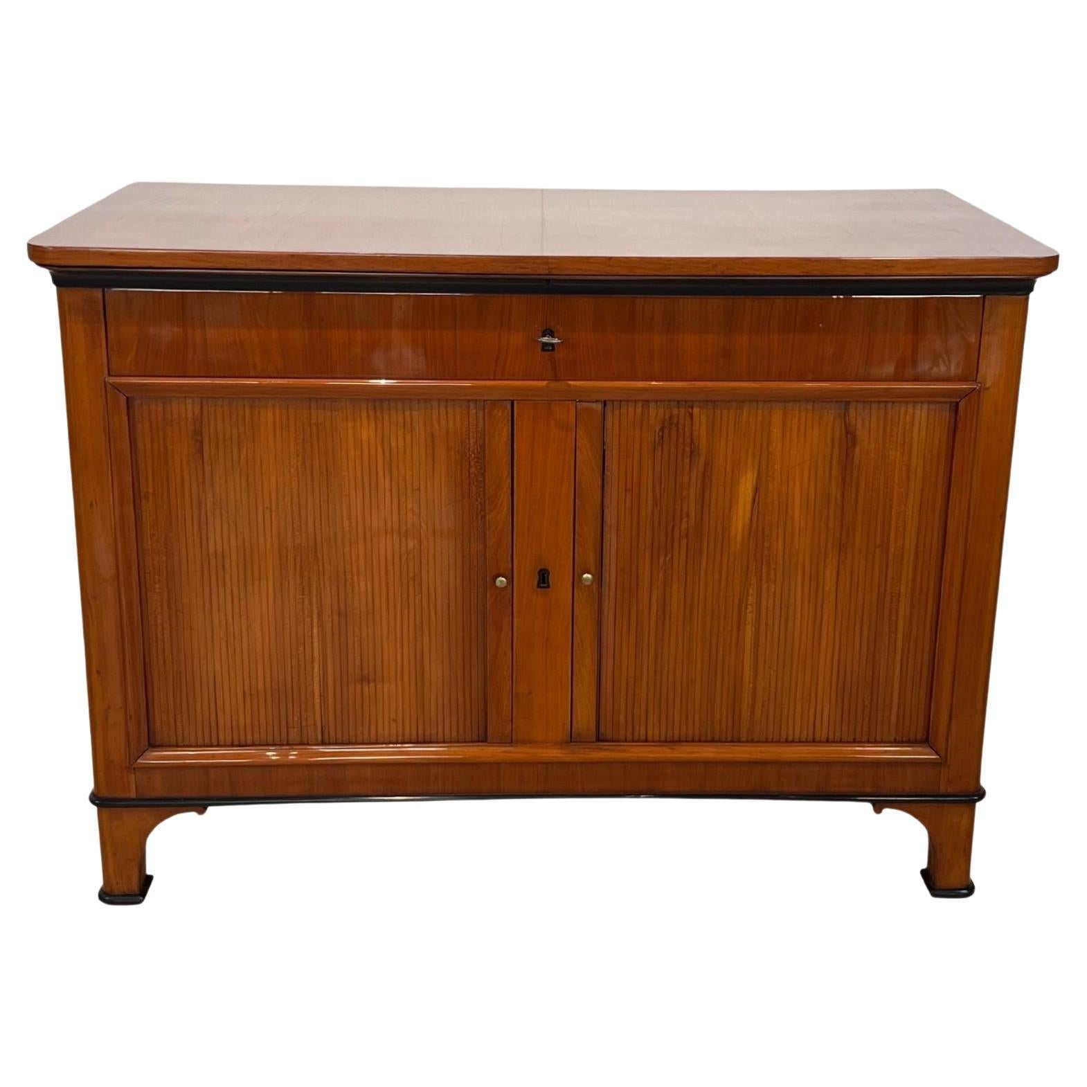 Biedermeier fold-up chest, cherry veneer, roller doors, Germany circa 1830.
 
Fancy half cupboard, chest or washing chest. Provenance: Middle Germany, probably Thuringia around 1830. Cherry veneered on soft wood and solid cherry. Foldable top with
