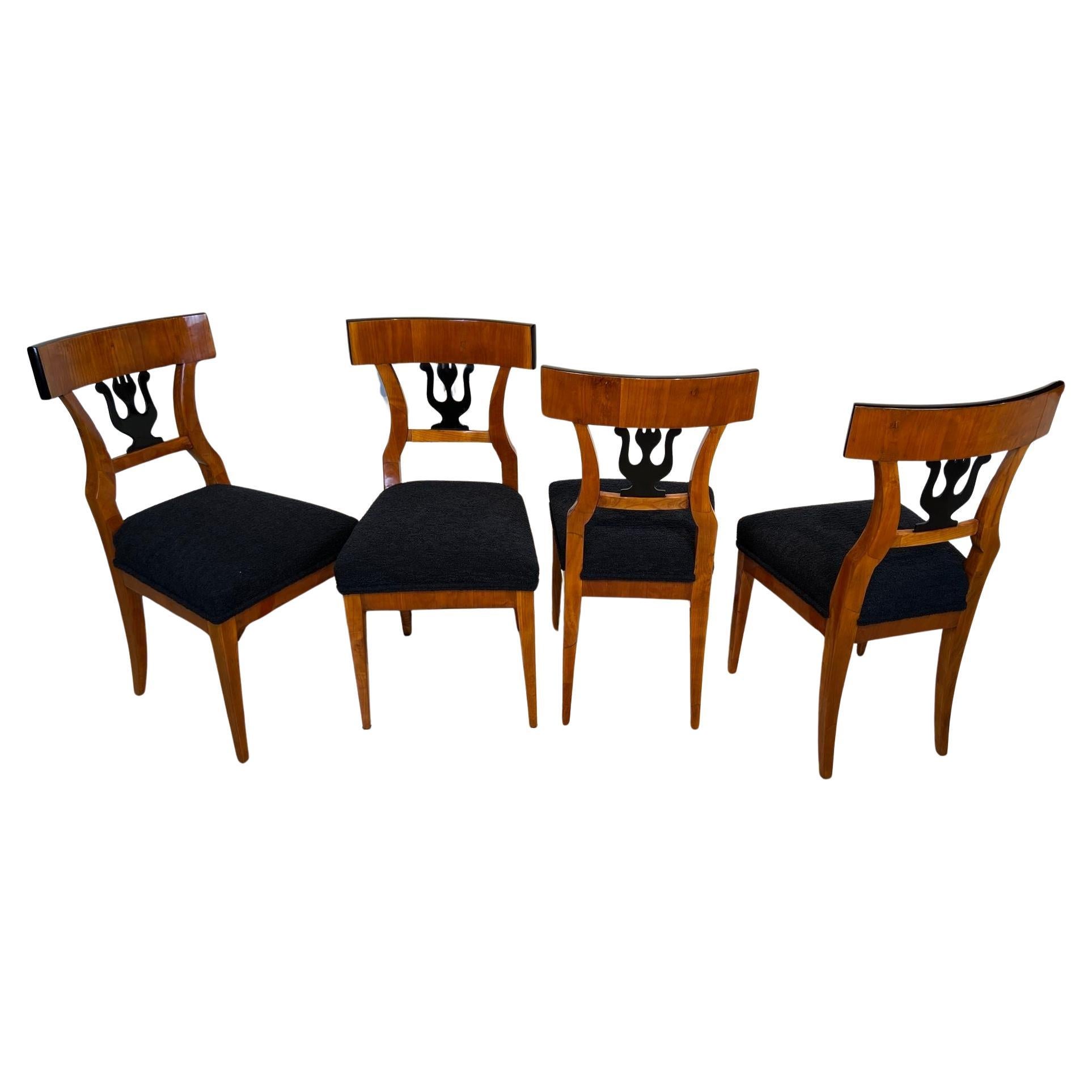 Très élégant ensemble de 4 chaises Biedermeier du sud de l'Allemagne vers 1830.
Bois de cerisier plaqué et massif. Décor de dos ébénisé en forme de lyre, motif très classique.
Nouvellement tapissé et recouvert d'un tissu noir duveteux. Restauré et