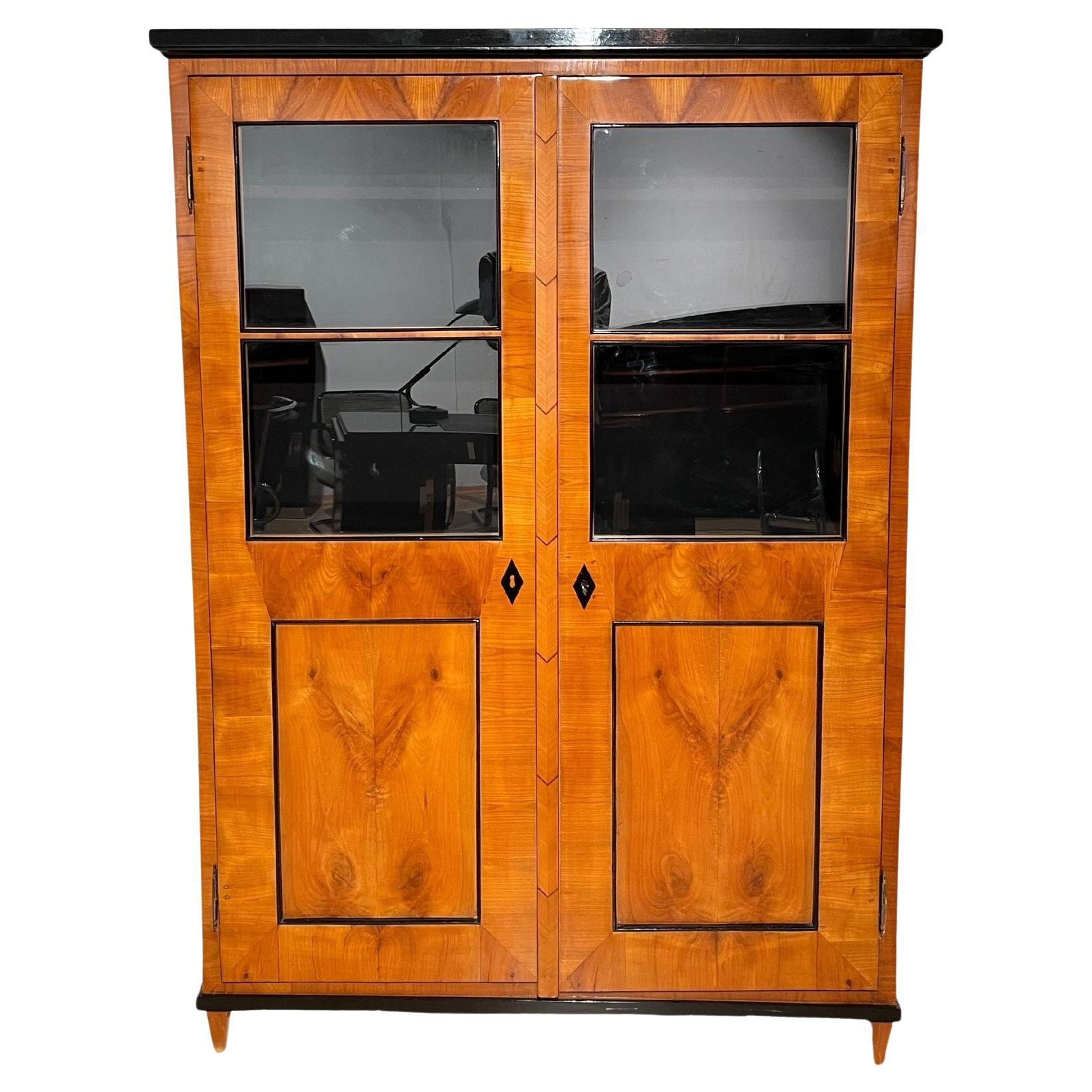 Biedermeier Bücherschrank, Kirsche Furnier, Süddeutschland um 1820 im Angebot