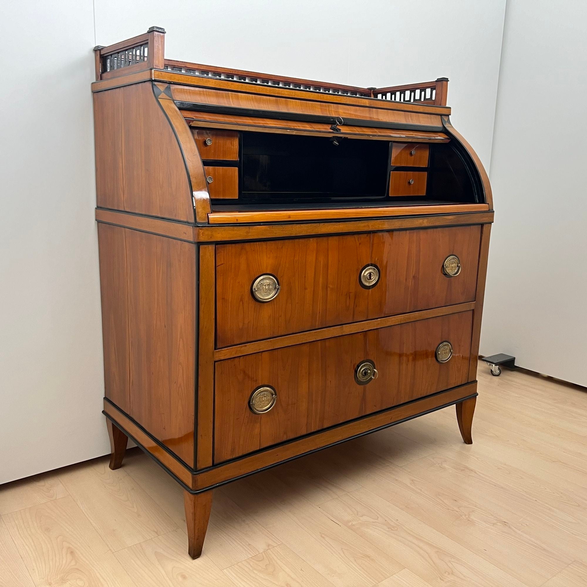 Bureau Biedermeier, placage en cerisier, laiton, encre, Allemagne du Sud, circa 1820