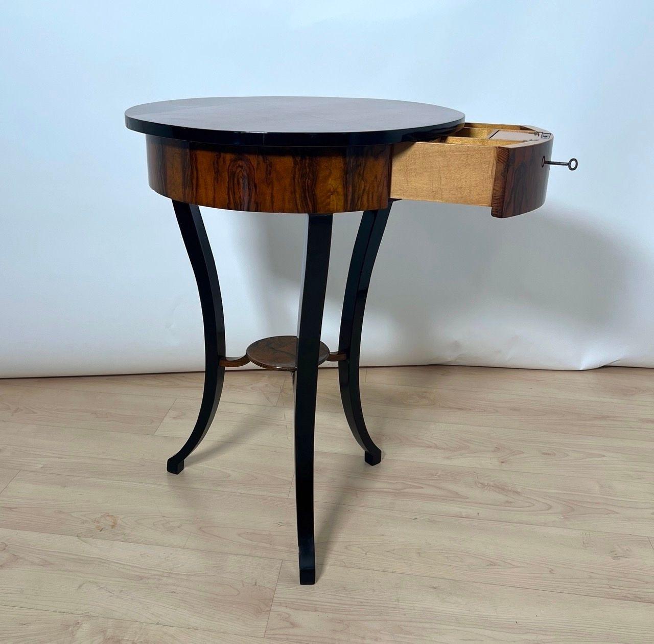 Round Biedermeier Sewing Table, Walnut, Ebonized Legs, South Germany circa 1825 In Good Condition For Sale In Regensburg, DE