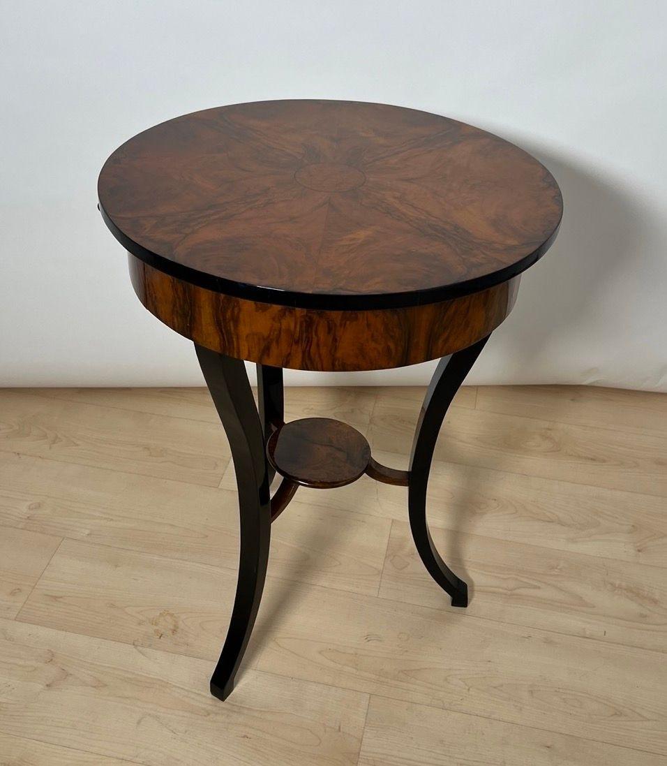 Round Biedermeier Sewing Table, Walnut, Ebonized Legs, South Germany circa 1825 For Sale 1