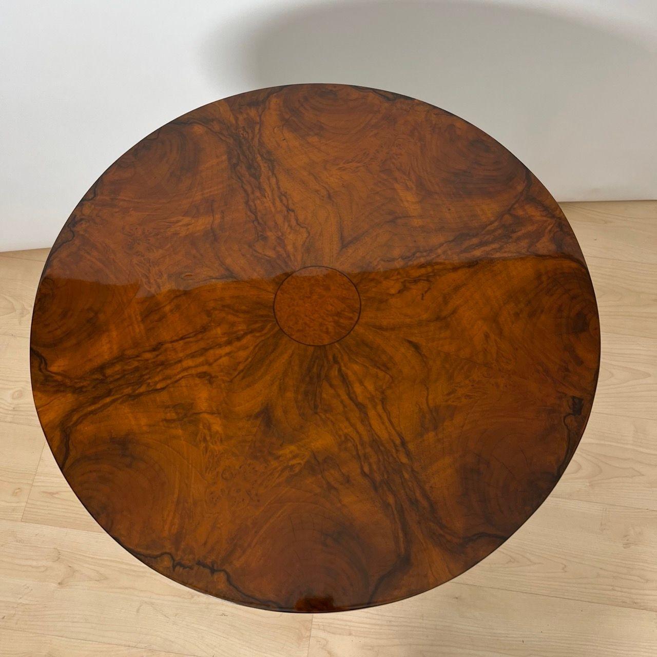 Round Biedermeier Sewing Table, Walnut, Ebonized Legs, South Germany circa 1825 For Sale 2