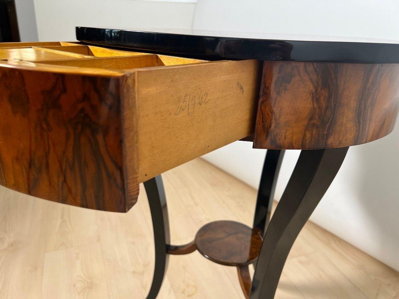 Round Biedermeier Sewing Table, Walnut, Ebonized Legs, South Germany circa 1825 For Sale 5