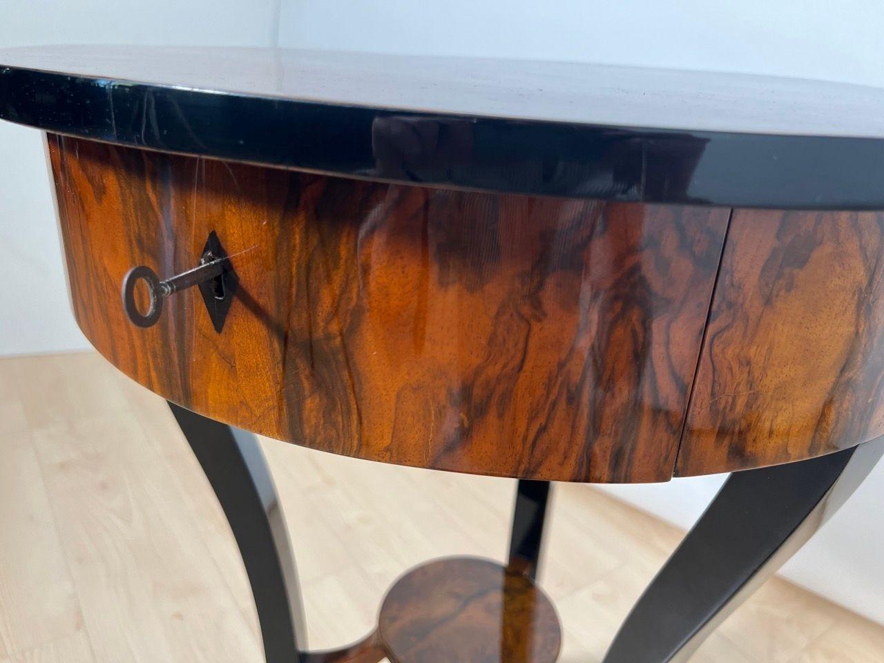 Round Biedermeier Sewing Table, Walnut, Ebonized Legs, South Germany circa 1825 For Sale 4