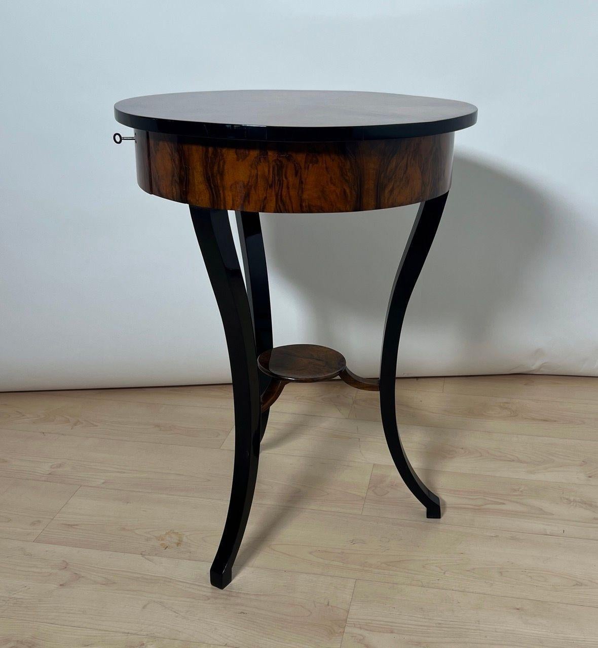 Round Biedermeier Sewing Table, Walnut, Ebonized Legs, South Germany circa 1825 For Sale 9