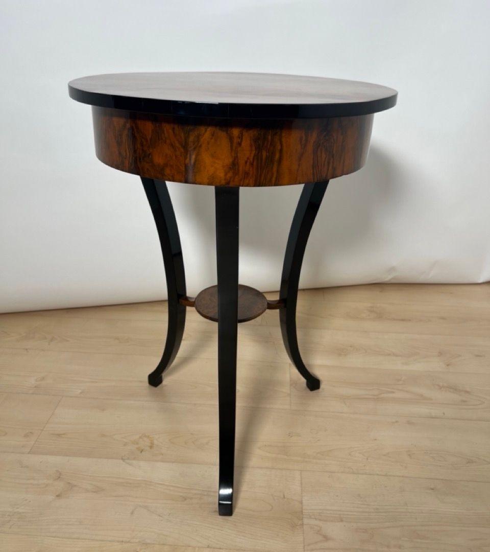 Round Biedermeier Sewing Table, Walnut, Ebonized Legs, South Germany circa 1825 For Sale 11