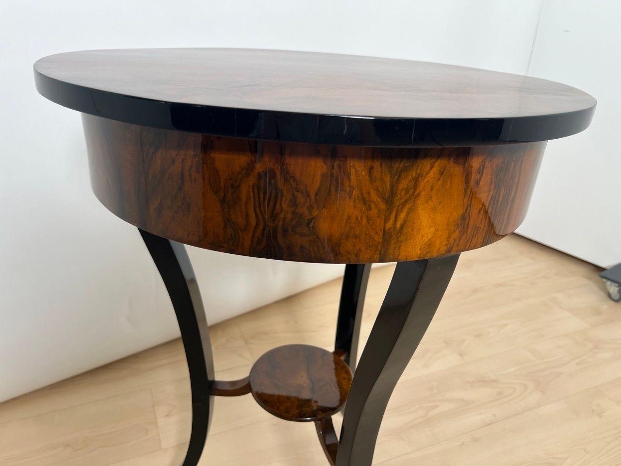Round Biedermeier Sewing Table, Walnut, Ebonized Legs, South Germany circa 1825 For Sale 12