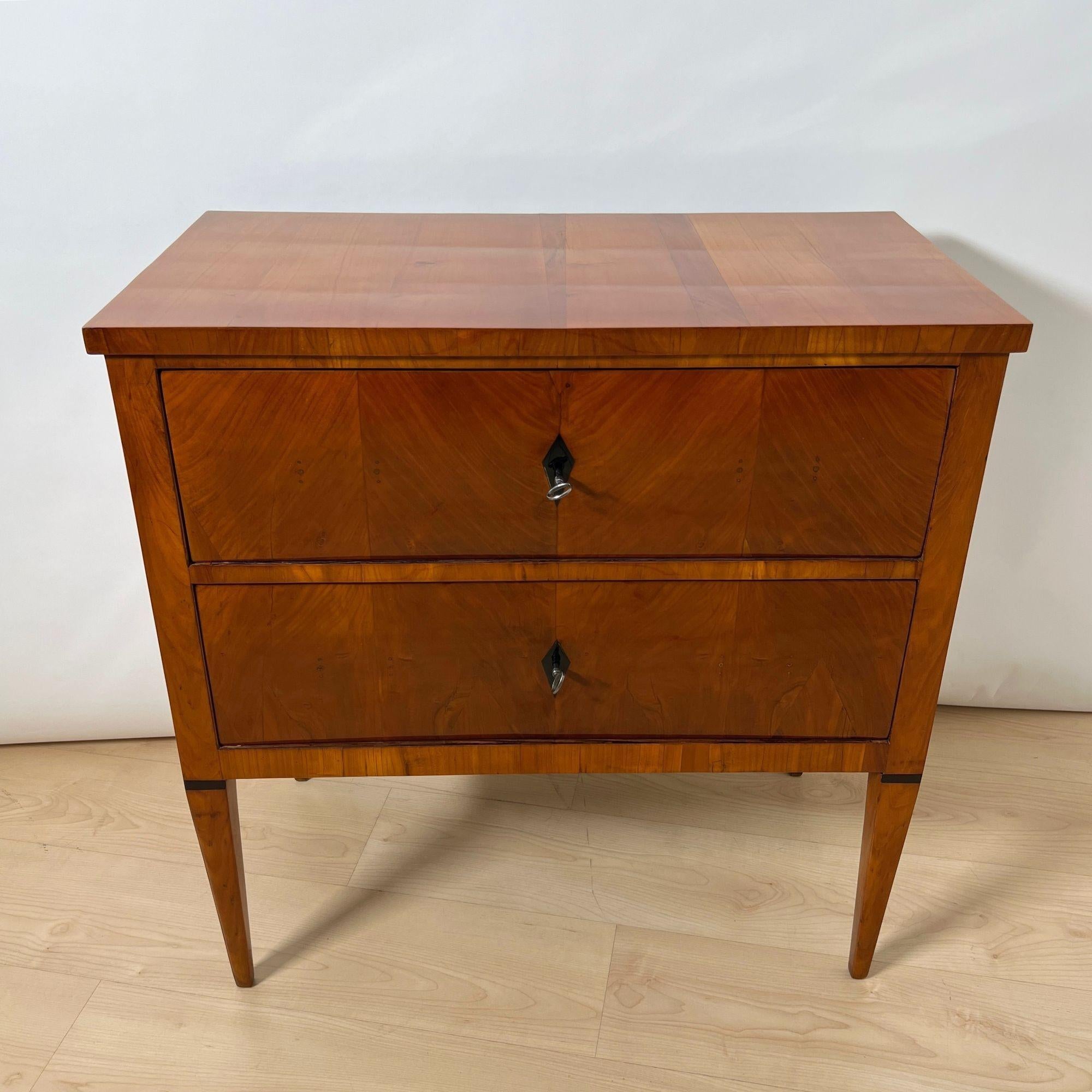 Tedesco Piccola cassettiera Biedermeier a due cassetti, legno di ciliegio, Germania meridionale, circa 1820 in vendita