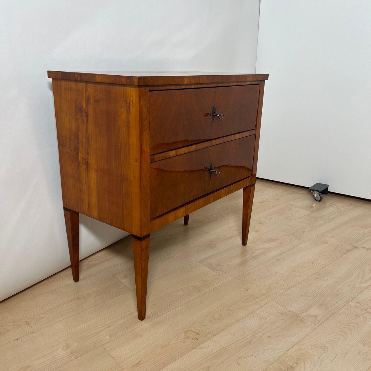 Ebanizzato Piccola cassettiera Biedermeier a due cassetti, legno di ciliegio, Germania meridionale, circa 1820 in vendita