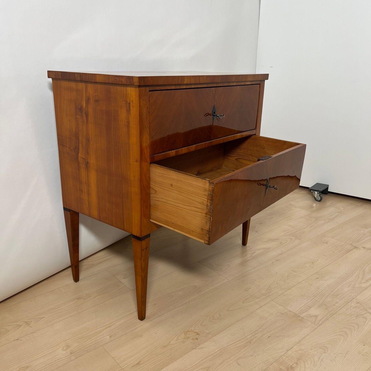 Piccola cassettiera Biedermeier a due cassetti, legno di ciliegio, Germania meridionale, circa 1820 In condizioni buone in vendita a Regensburg, DE