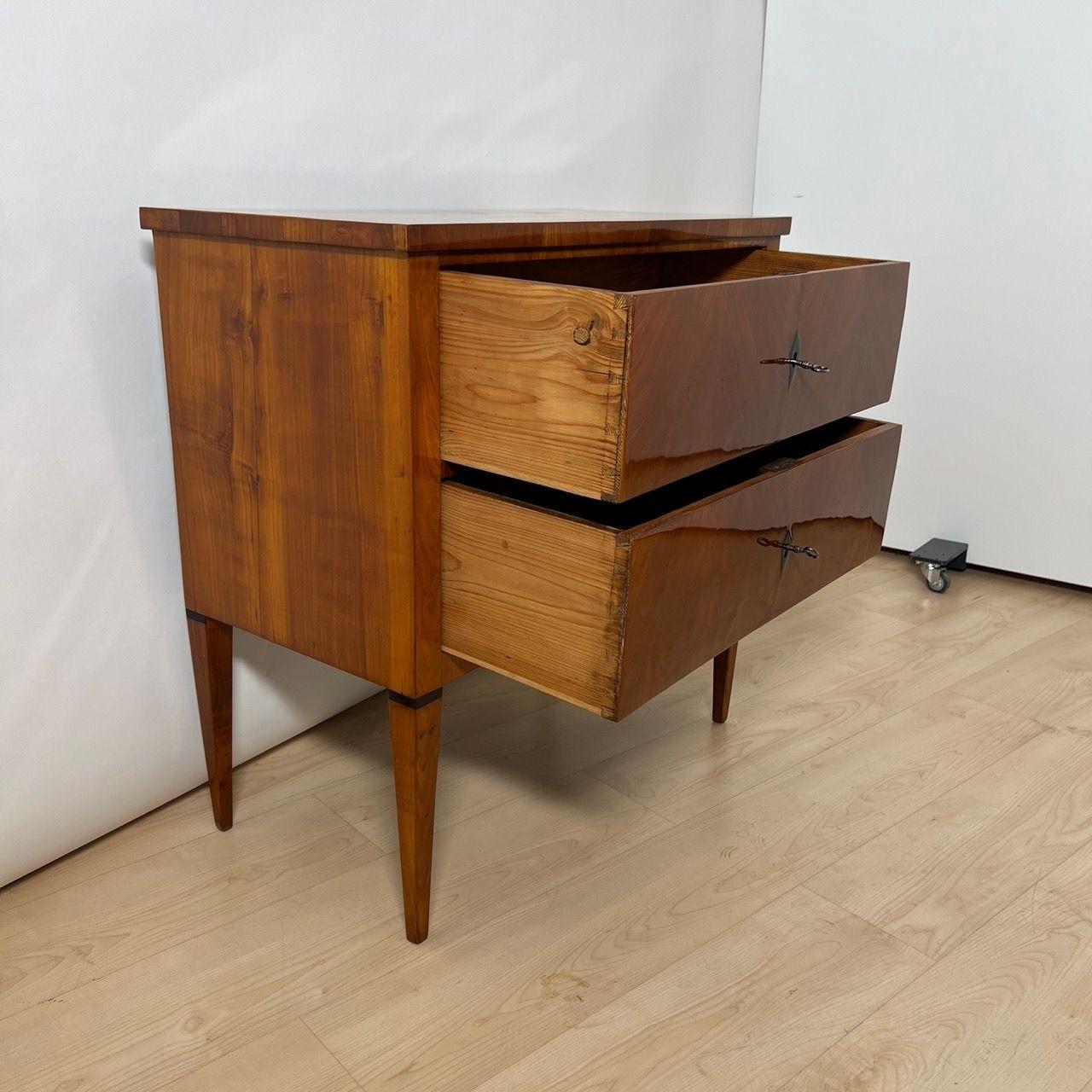 Inizio XIX secolo Piccola cassettiera Biedermeier a due cassetti, legno di ciliegio, Germania meridionale, circa 1820 in vendita