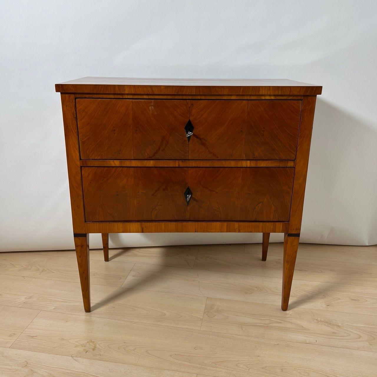 Ferro Piccola cassettiera Biedermeier a due cassetti, legno di ciliegio, Germania meridionale, circa 1820 in vendita